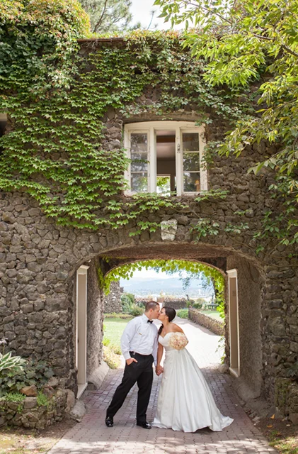 A Kiss under the Gate House, © Urban Rose Photo