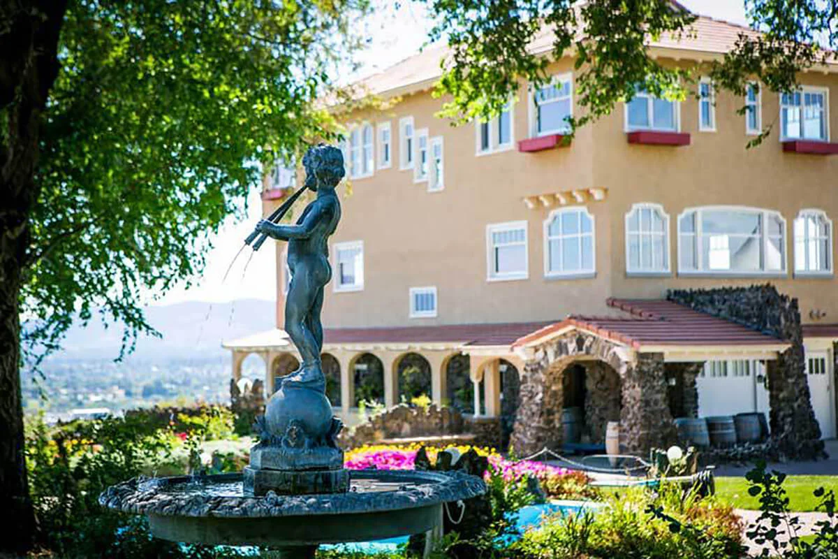 Cliff House & Fountain Statue, © Ifong Chen