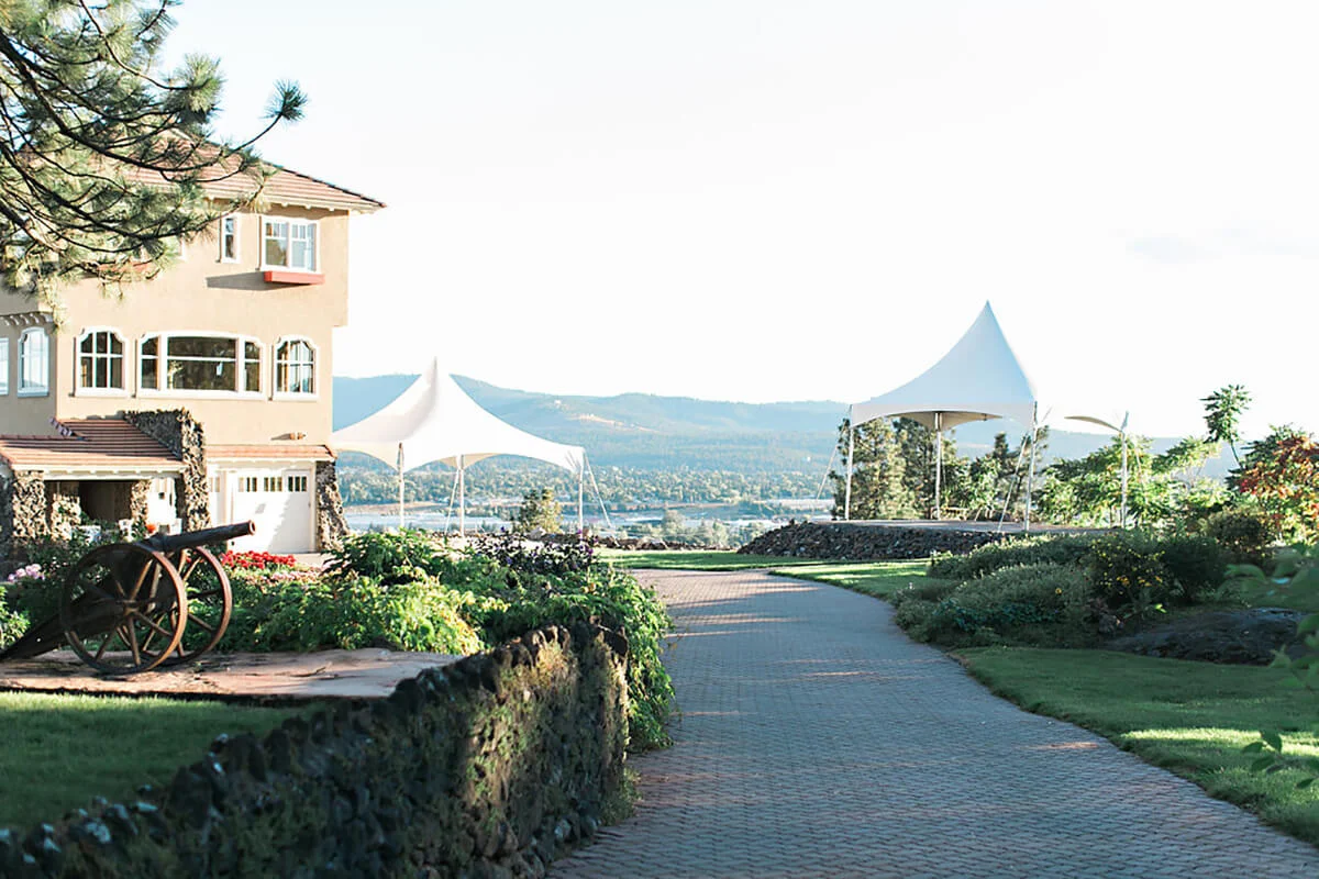 A perfect wedding pathway, © Amber Glanville