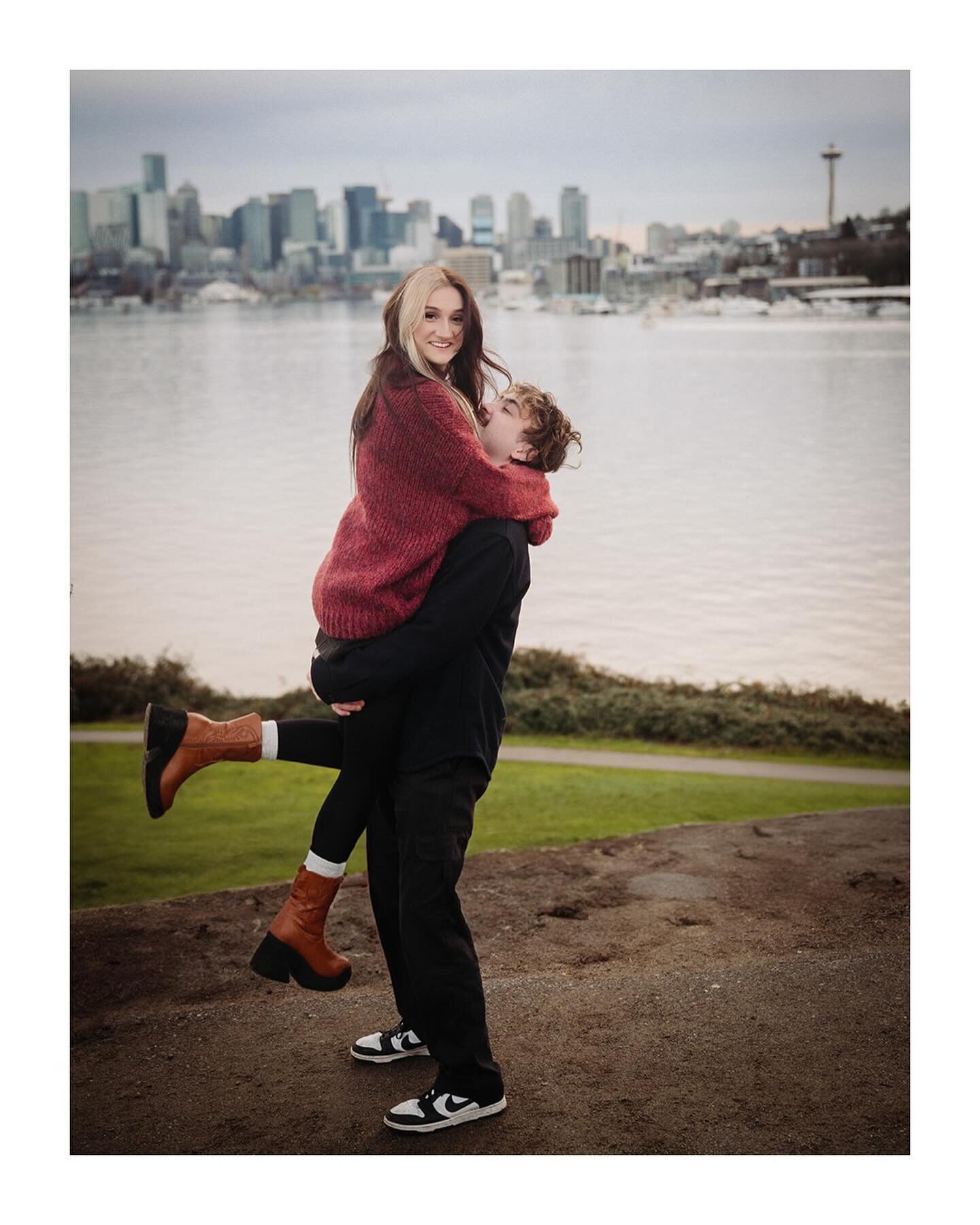 ♬ I got bruises on my knees for you
And grass stains on my knees for you
Got holes in my new jeans for you
Got pink and black and blue&hellip; ♡

#seattleengagementphotographer #washingtonengagementphotographer