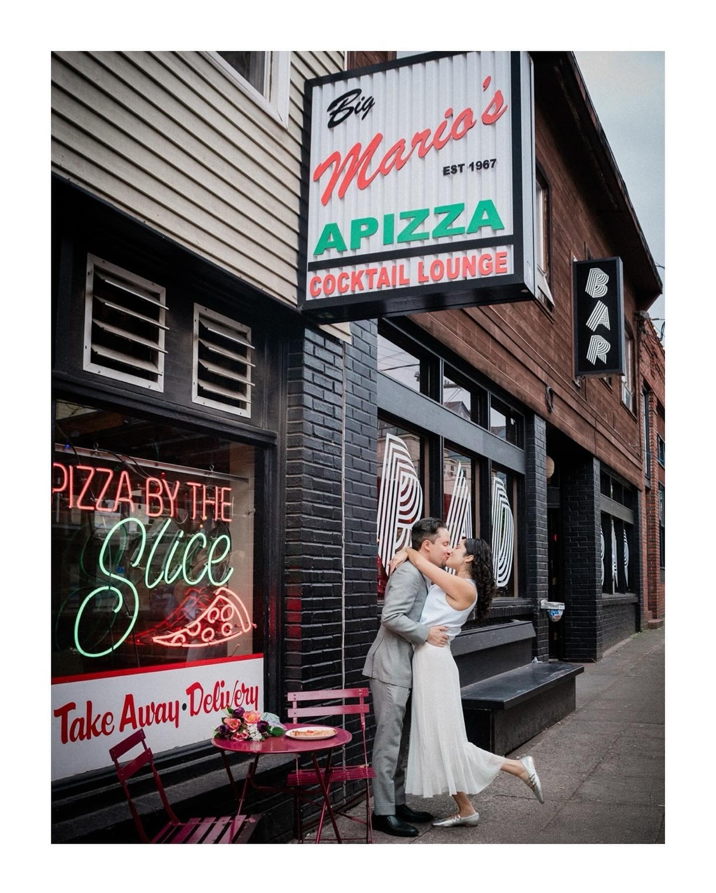 oh i just love seattle elopements! &hearts;️

a wonderful seattle elopement from last week: rooftop ceremony at municipal courthouse followed by champagne at @richrichseattle and pizza @bigmariospizza. perfect! 🍕💍🍸

#seattleweddingphotographer #se