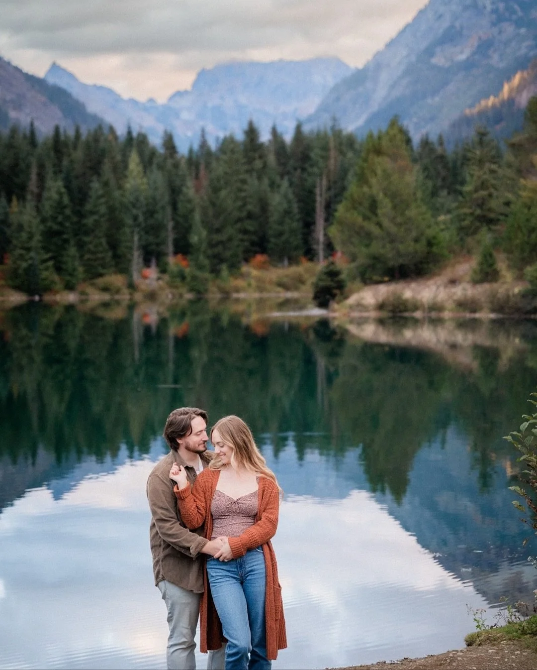 these two are getting married tomorrow! this is a flashback to their engagement session - my last autumn session at gold creek pond in 2024. it&rsquo;s now closed most of the year for the next decade. 🥲

so excited for their wedding at the hall faun