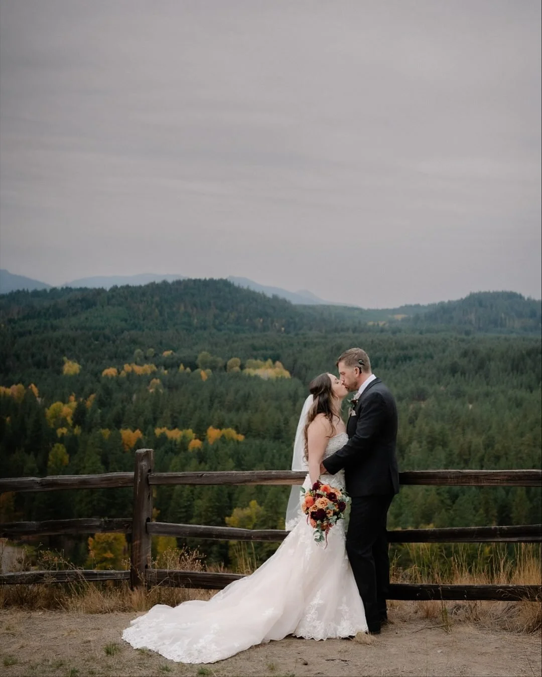 moody mountain views, golden larches, and a dessert-first reception. 🍂🎂

officially obsessed with e + d&rsquo;s rainy autumn wedding at Suncadia. this day was the perfect blend of &ldquo;upscale mountain&rdquo; and &ldquo;cozy family gathering.&rdq