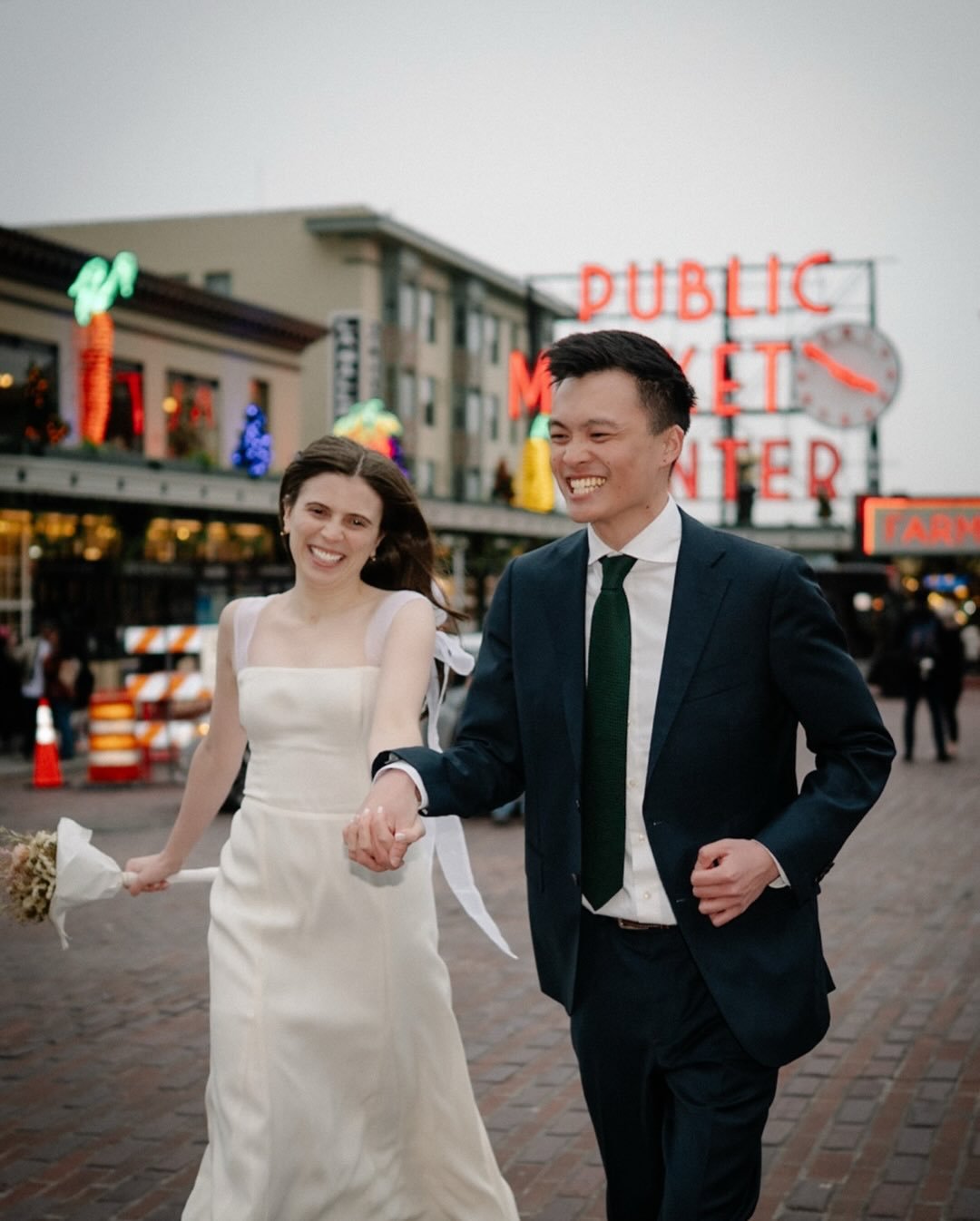 a holiday elopement in the heart of downtown seattle, starting at pike place market and ending with nighttime portraits near the king county courthouse. this seattle city elopement unfolded in late afternoon light and into the evening, complete with 