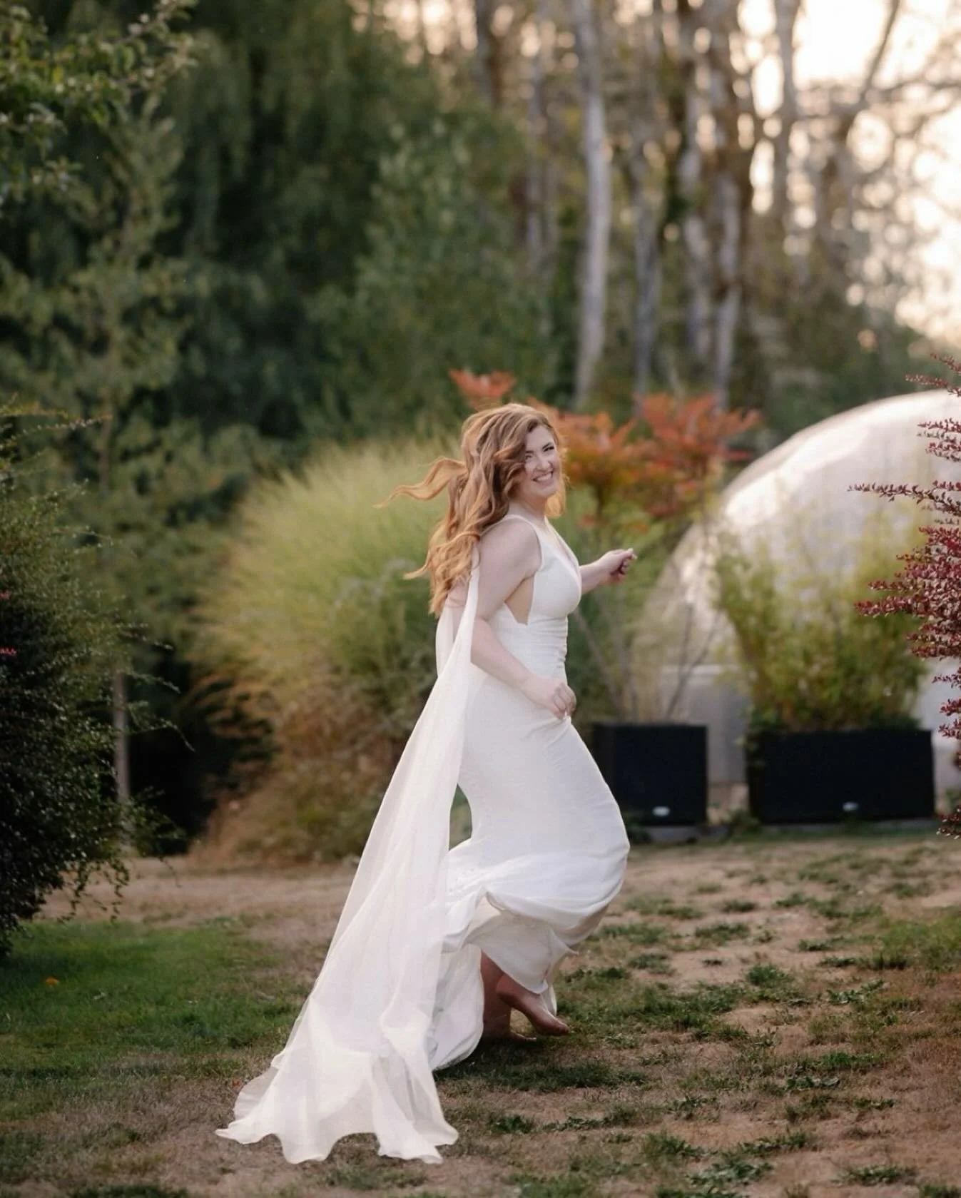 ✨just before the reception, she kicked off her shoes and said, &ldquo;run.&rdquo; barefoot, wrapped in golden hour, and completely in the moment. as a seattle wedding photographer, i always leave room for moments like this: unscripted, emotional, and