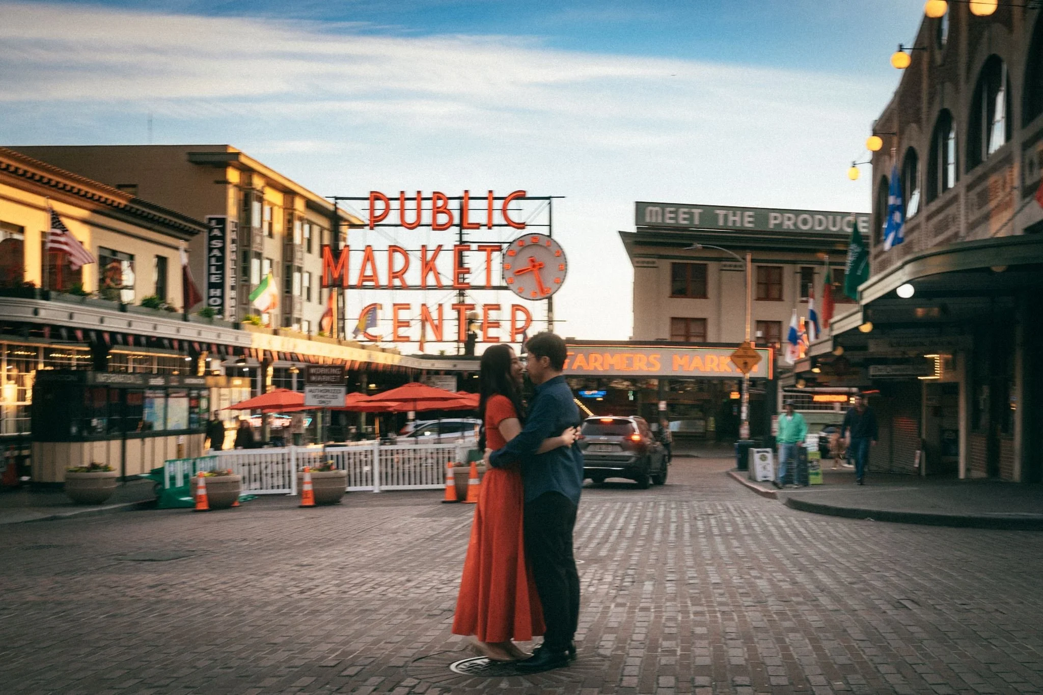 seattle engagement photos at pike place market