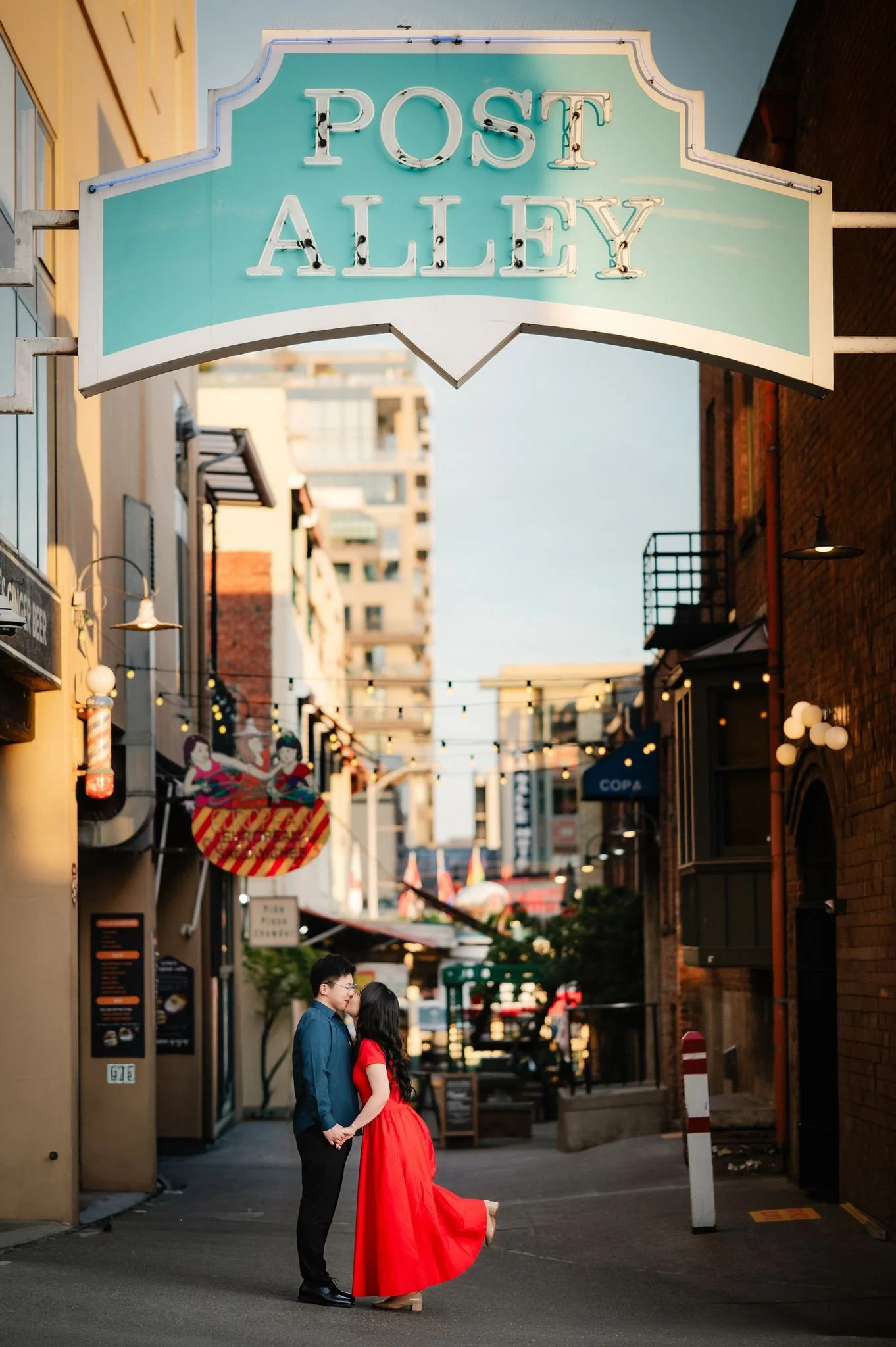 pike-place-market-seattle-engagement-photos (29).jpg