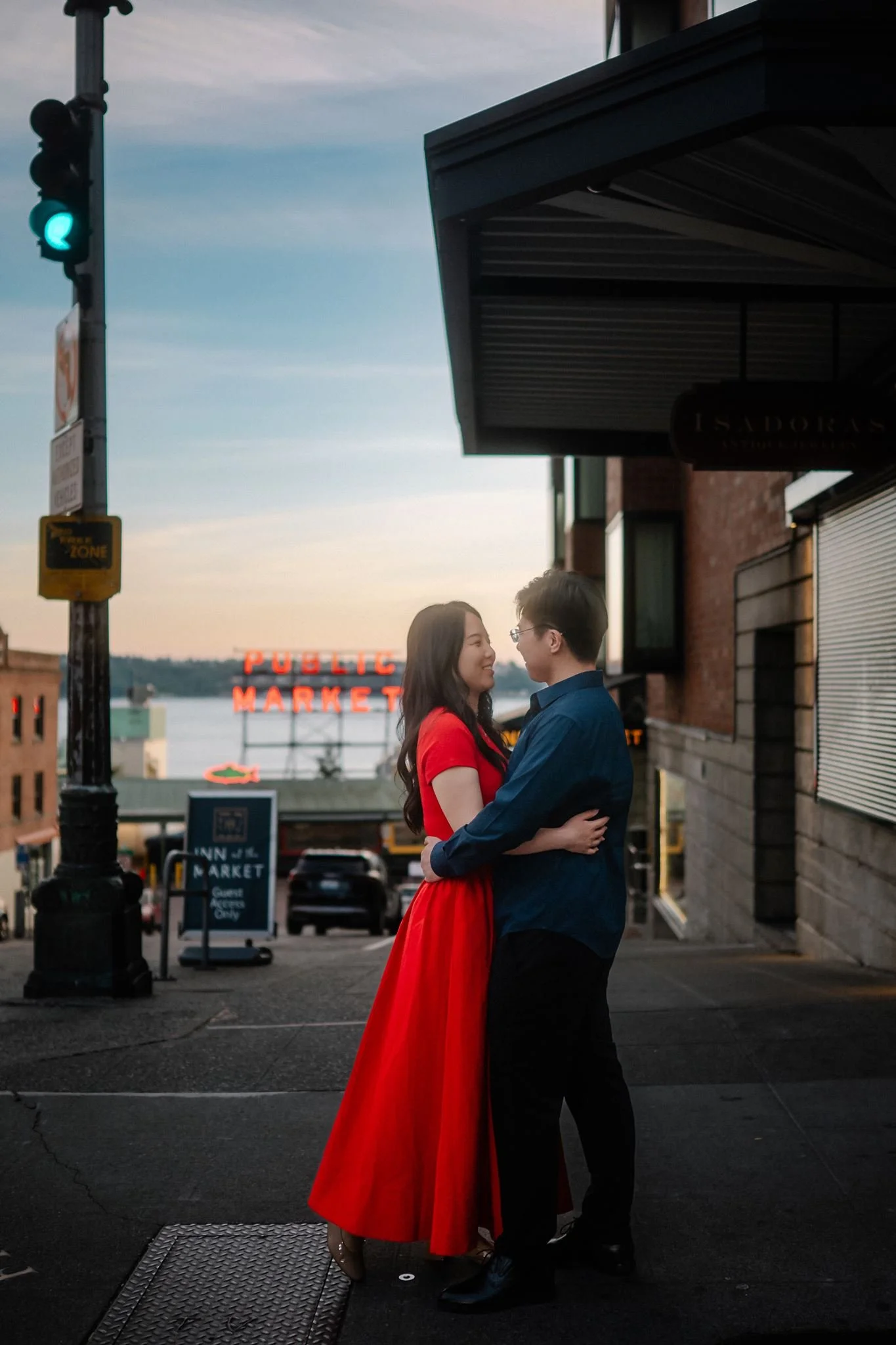 pike-place-market-seattle-engagement-photos (1).jpg