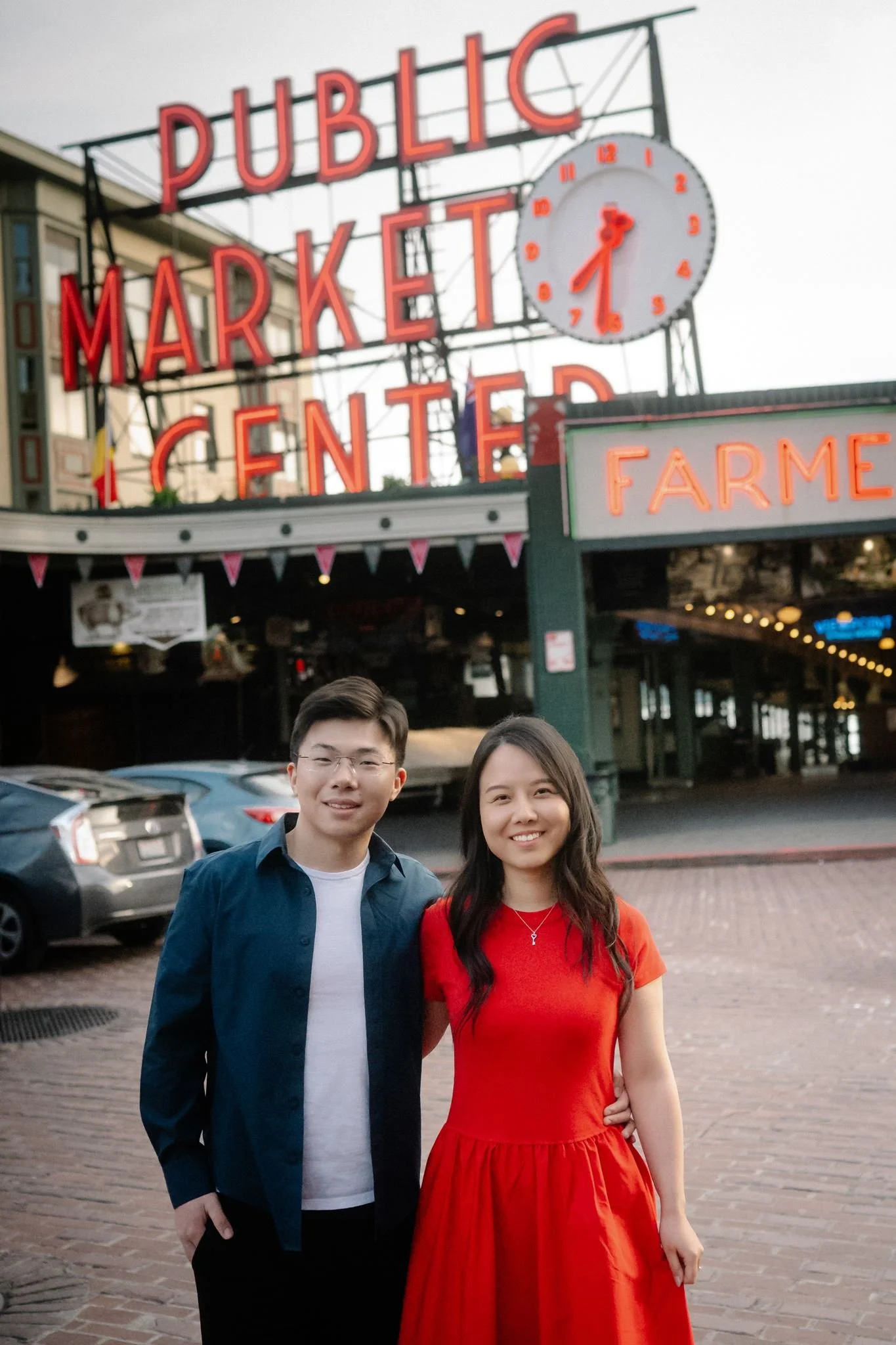 pike-place-market-seattle-engagement-photos (5).jpg