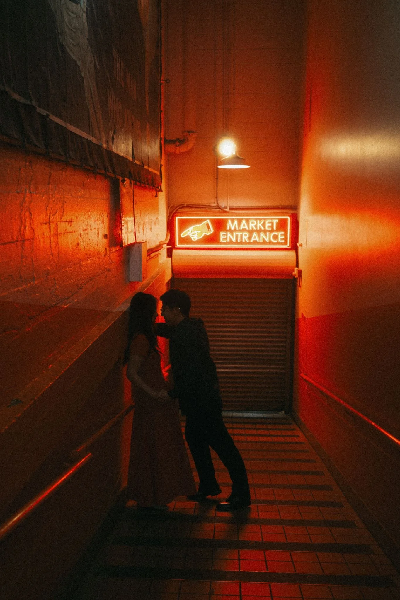pike-place-market-seattle-engagement-photos (14).jpg