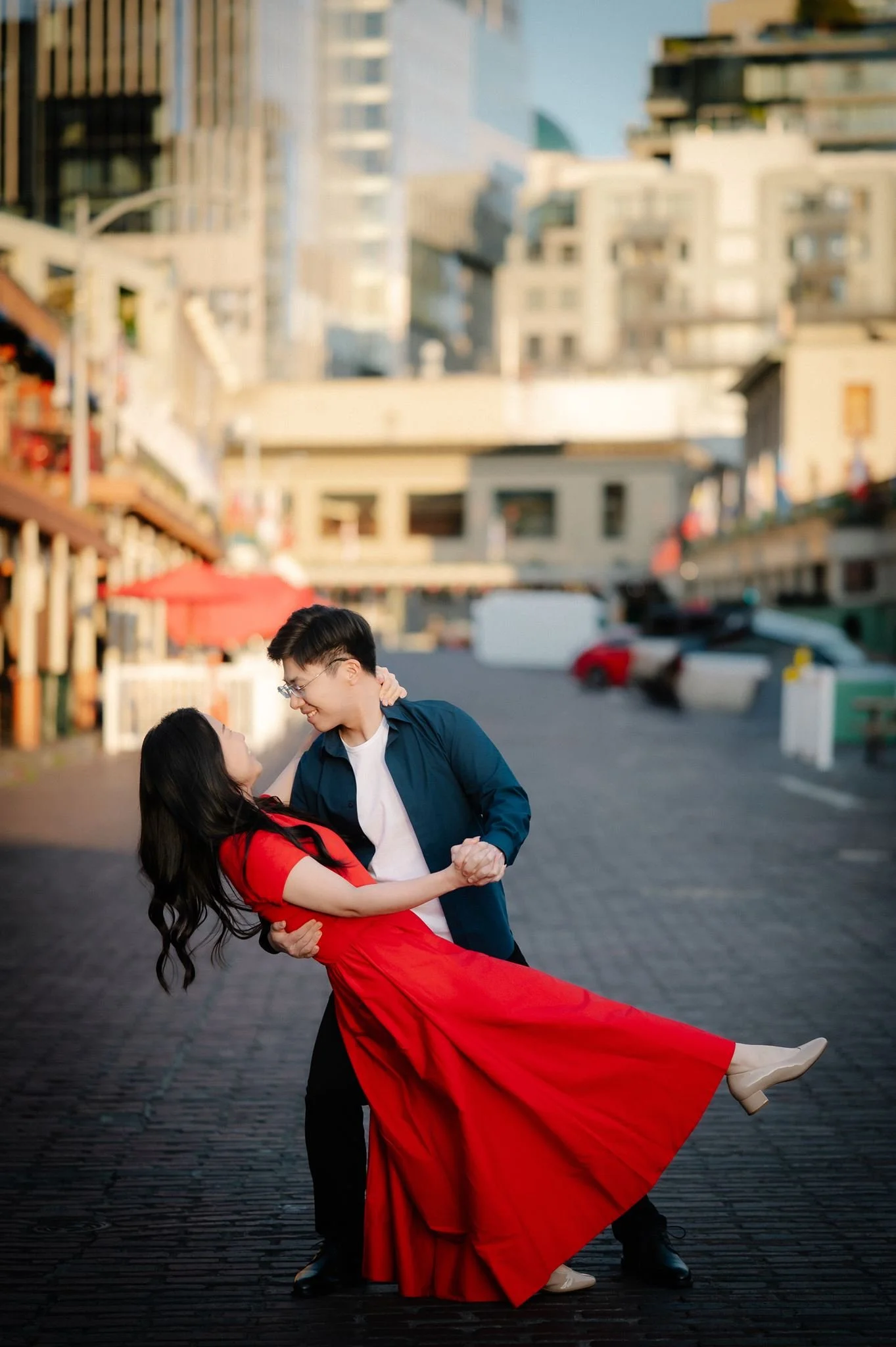 pike-place-market-seattle-engagement-photos (28).jpg
