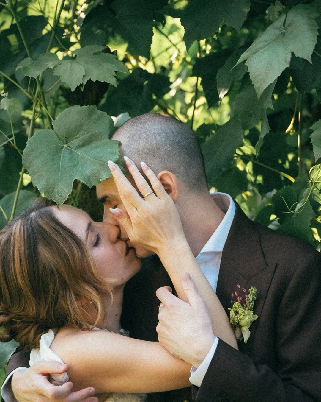 SWOOON!!! these might be some of the most tender, artistic wedding photos i&rsquo;ve ever captured. 🌙✨

no cake cutting. no first dance. no wedding party. no traditional vows even, just &ldquo;sit around the fire&rdquo; by jon hopkins, ram dass and 