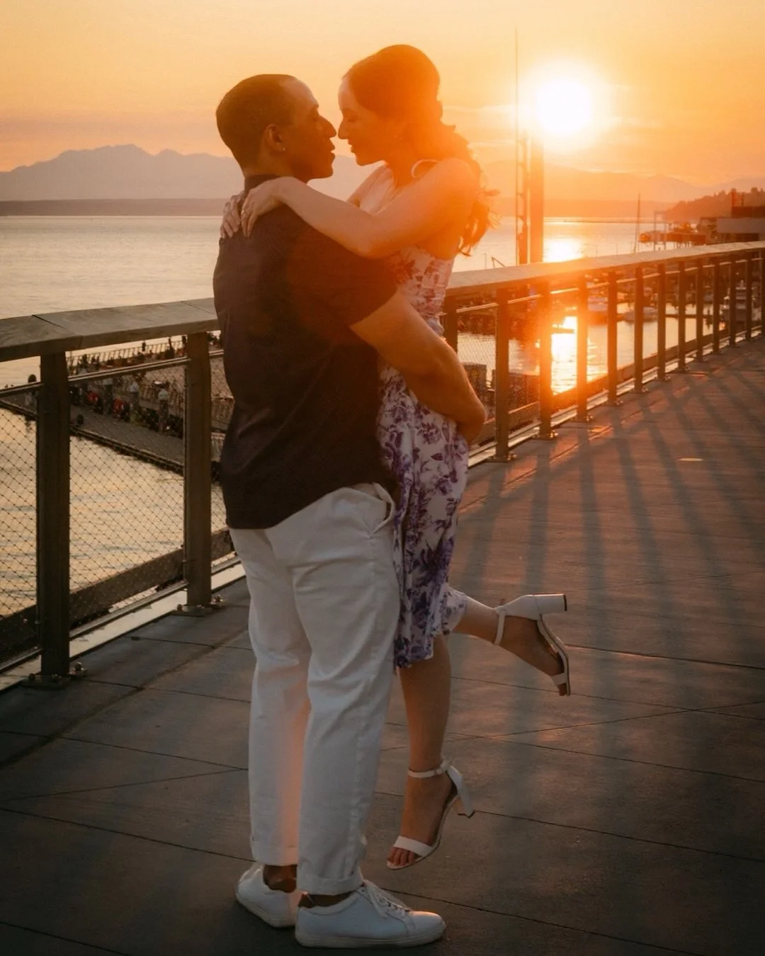when seattle shows off, it&rsquo;s such a vibe. golden hour at pike place market made for the perfect engagement session backdrop on this pastel and golden night. 

j &amp; m soaked up that seattle waterfront light ahead of their spring 2027 wedding 