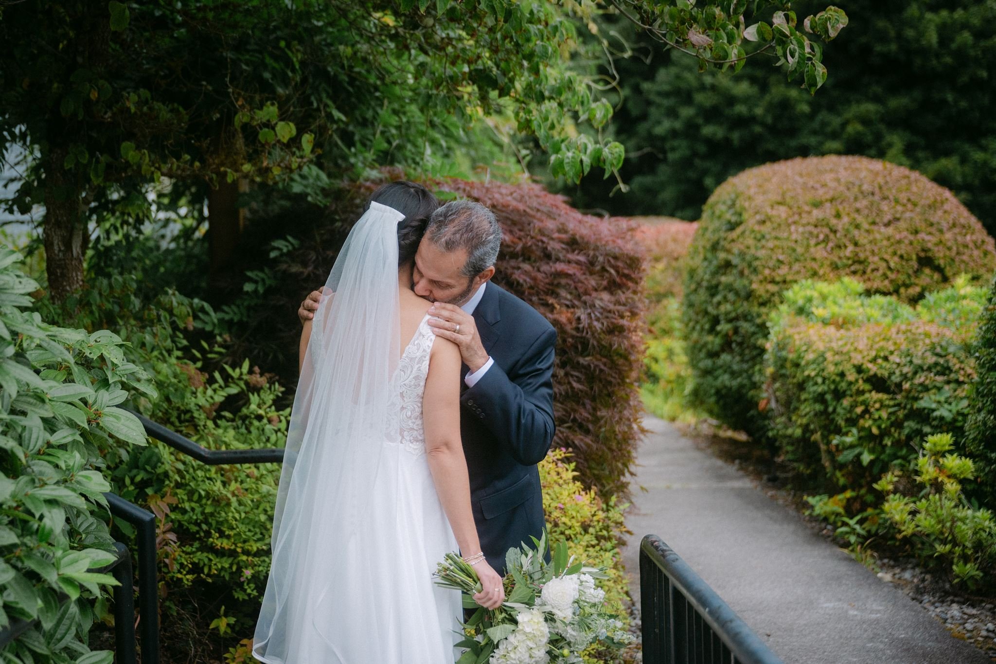 bride and dad first look