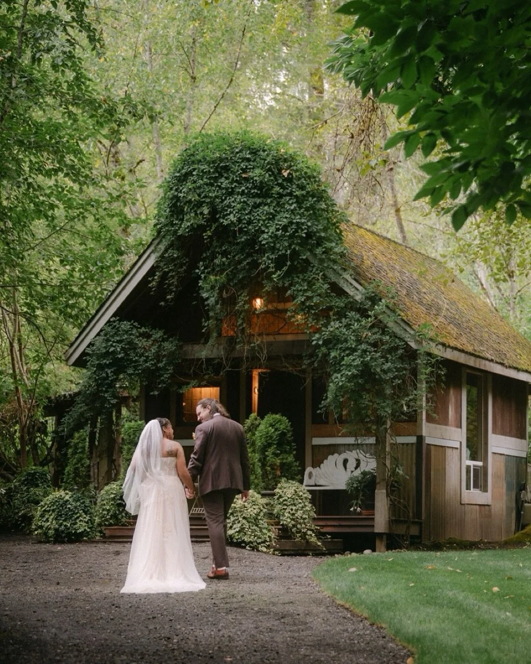 🟥🟧🟩 an autumn palette at the end of summer for n and s&rsquo;s snohomish wedding at maroni meadows! 

warm oranges and reds against the lush greens of the venue, this property is so green and wild it almost feels like stepping into a hobbit house!