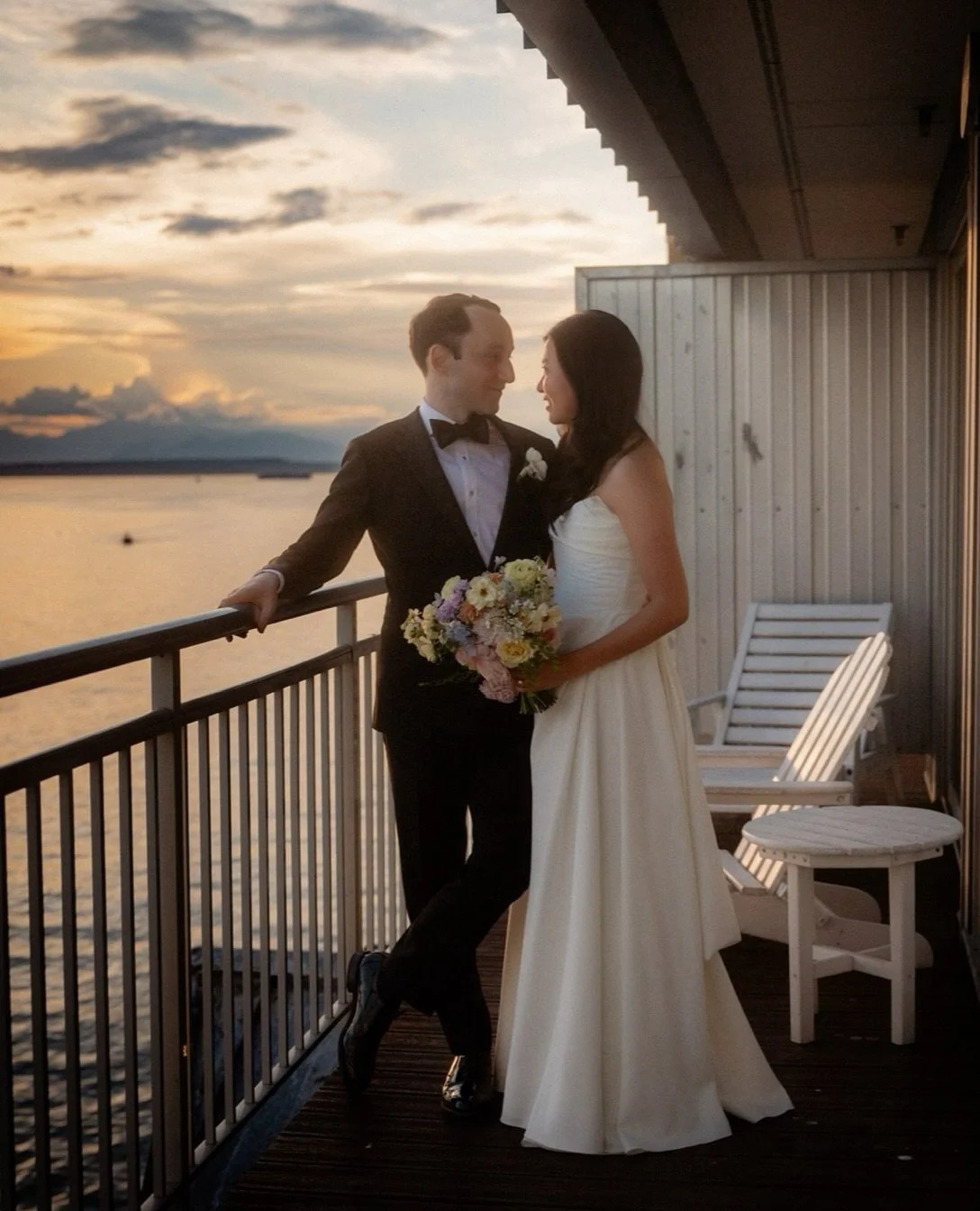 golden hour like this is why the edgewater hotel is one of the best seattle wedding venues for photography. 🥂✨ 

a &amp; w said their vows and celebrated all night in the edgewater&rsquo;s olympic ballroom, where fir beam ceilings and a wall of wind