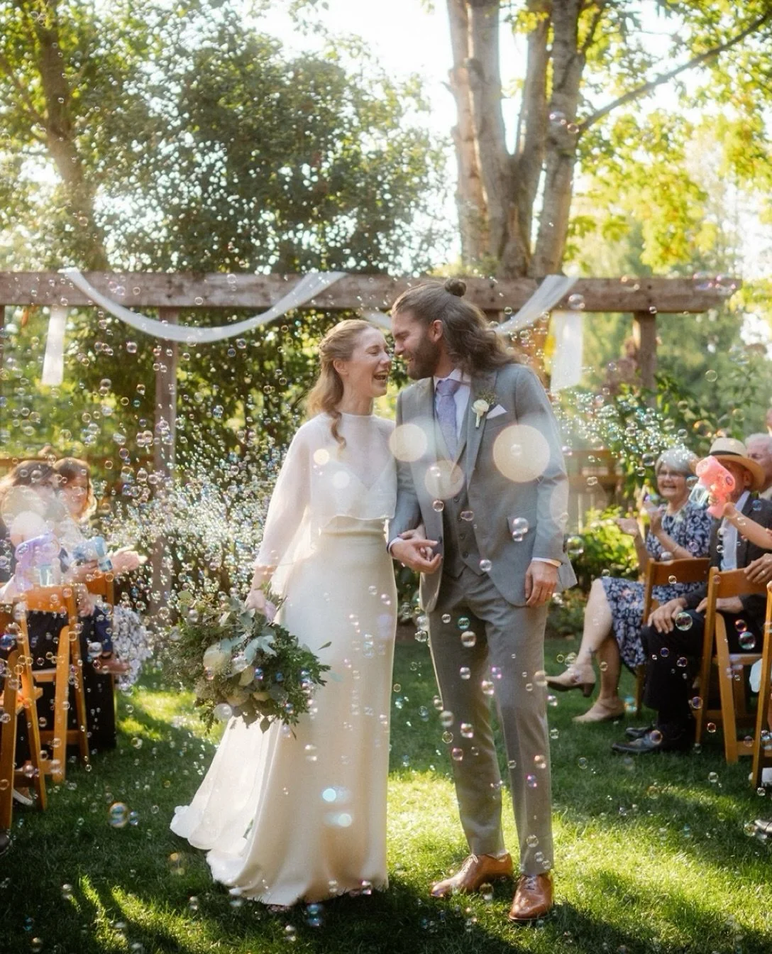 forget flower girls, k&amp;r had bubble children with bubble guns instead! 🫧&hearts;️

k&amp;r matched on hinge and quickly realized they had a mutual friend who not so subtly nudged them into an actual date, four years and two cats later (hi tofu a