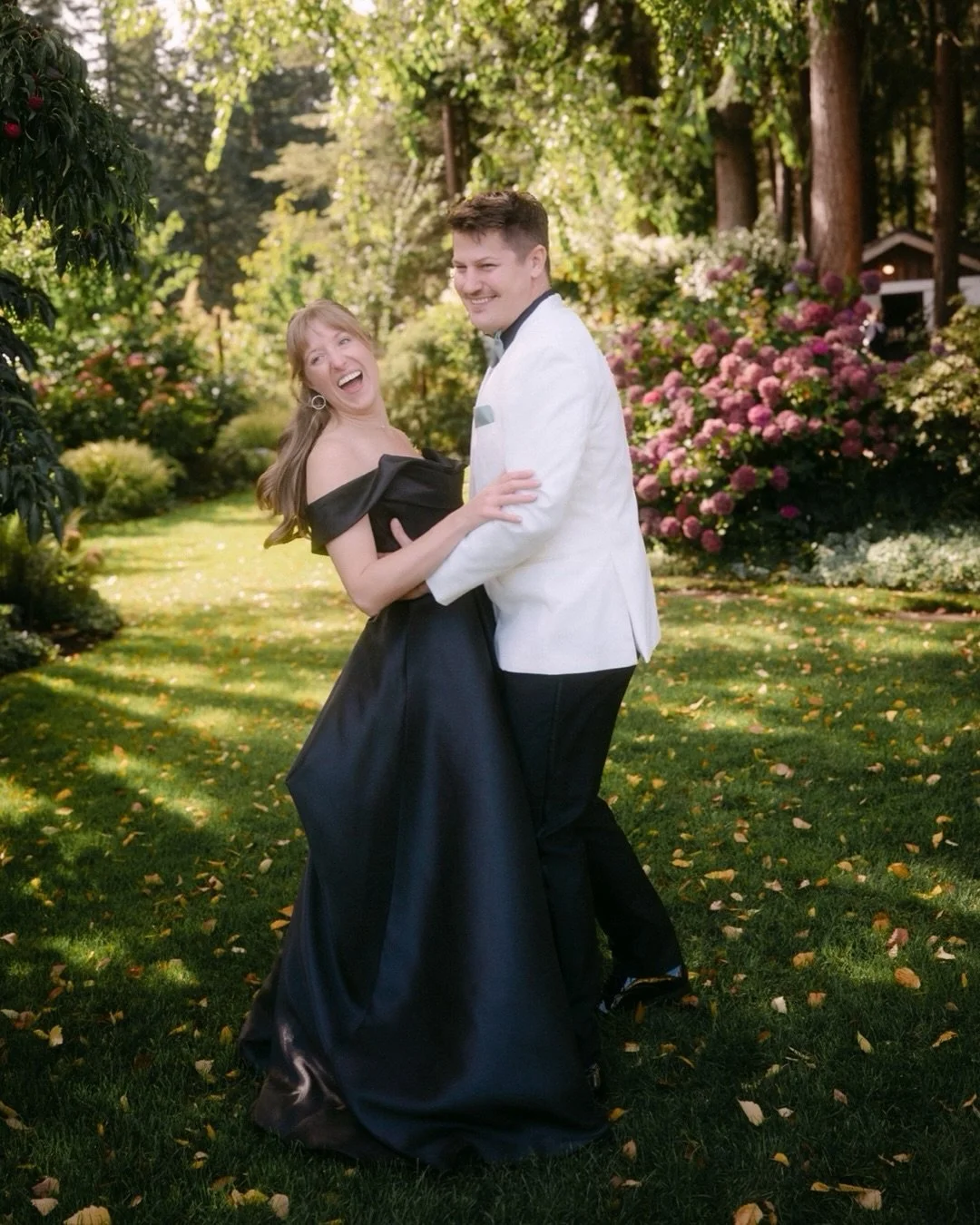 🥂 a&amp;l&rsquo;s whidbey island wedding at fireseed catering was easily one of the most relaxed yet joyful celebrations of the season. 

a defied tradition in a black dress for a fall day surrounded by blooming dahlias and beautiful views, with an 