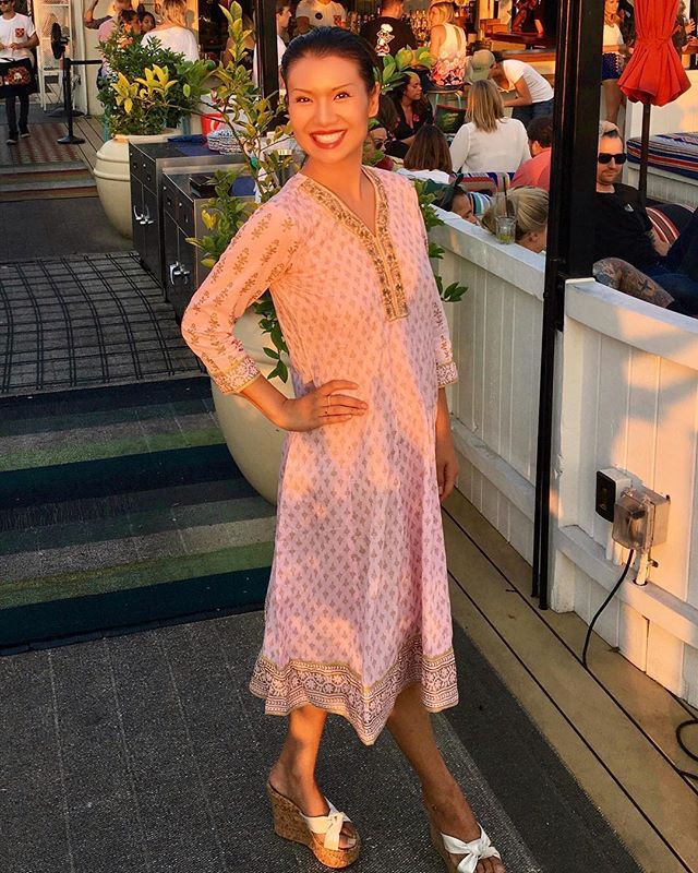 chillaxing @mamashelterla rooftop bar rockin regal dress that helps young girls in india from @lagunabuyhand #lifeisgood #outfitoftheday #saturdaystyle #rooftopbar #dogood
