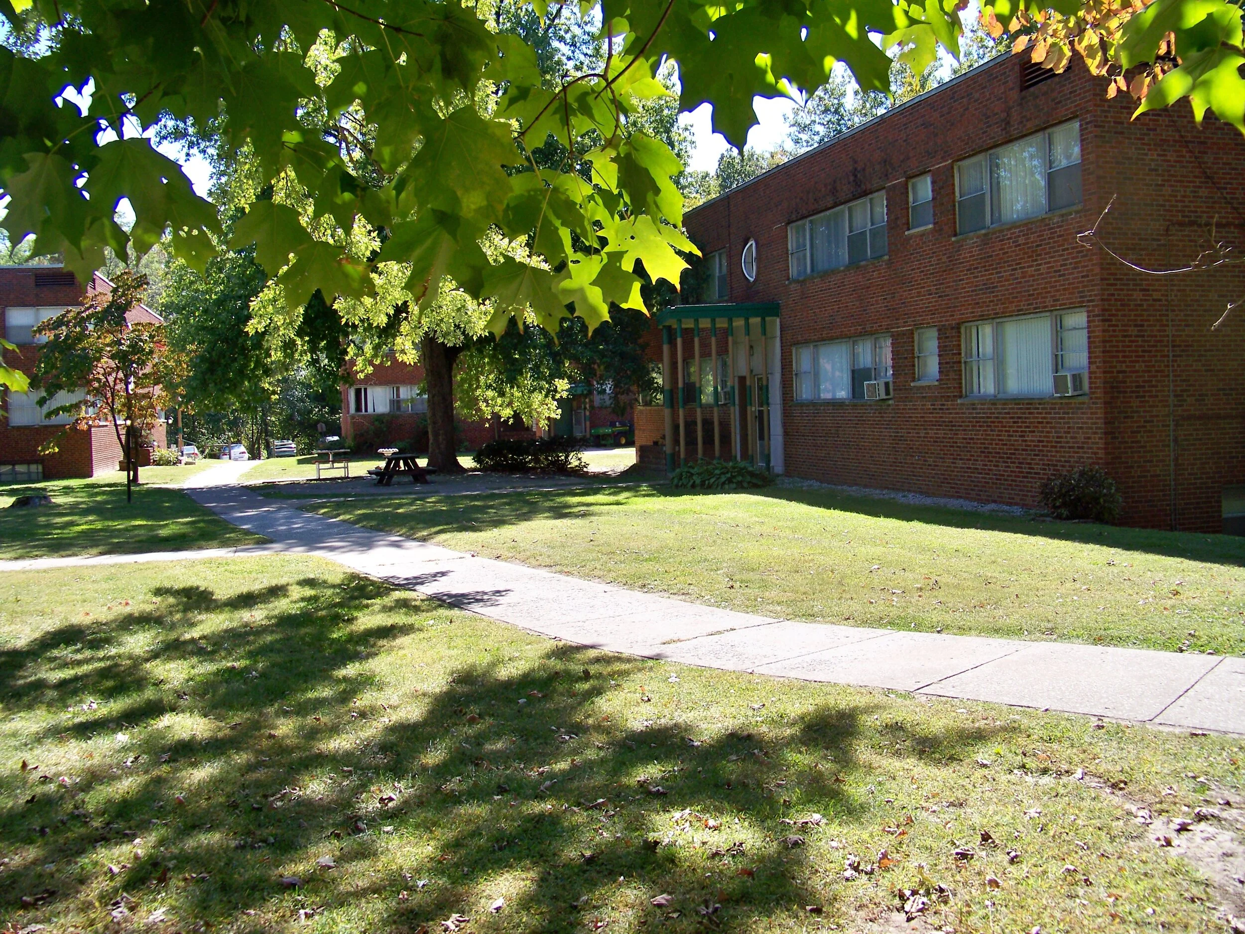 Pine Meadow Court Luxury Apartments for Rent in Alton IL