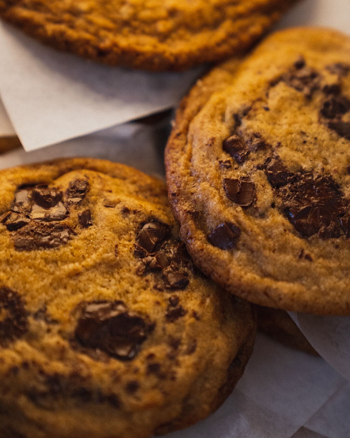 We&rsquo;ve got some goodies in the case today like these chocolatey chip cookies. 

📷 @joshtournemille