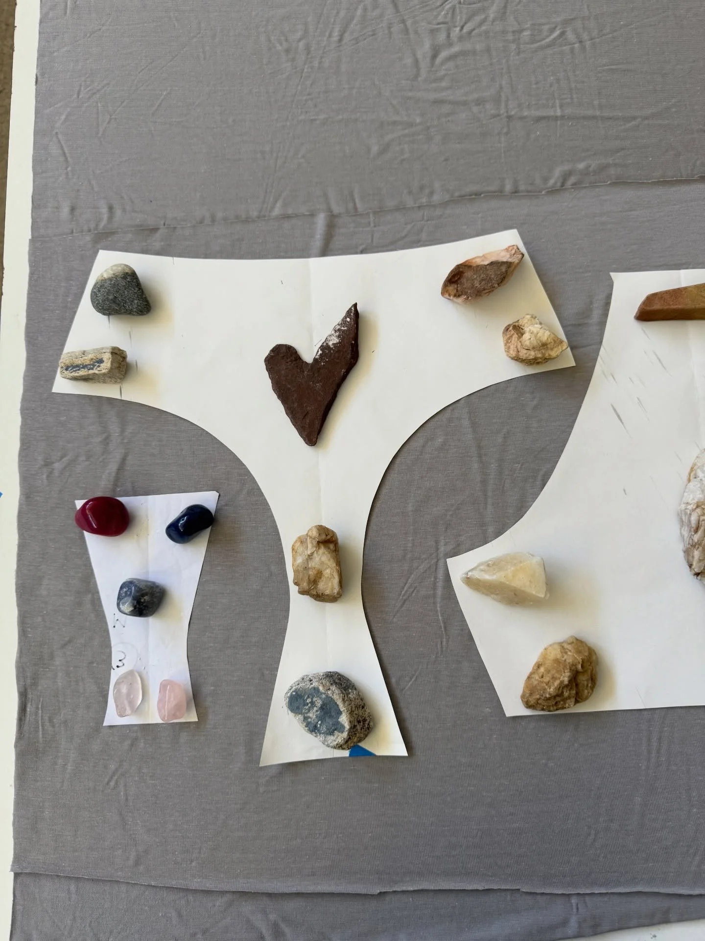 It&rsquo;s hard not to pick up some gems along the trail! Overtime my collection of stones has been growing. Some came from far away places to transform into altar pieces 🤍 

Today the rocks were used for weighting down the sampling fabric for the n