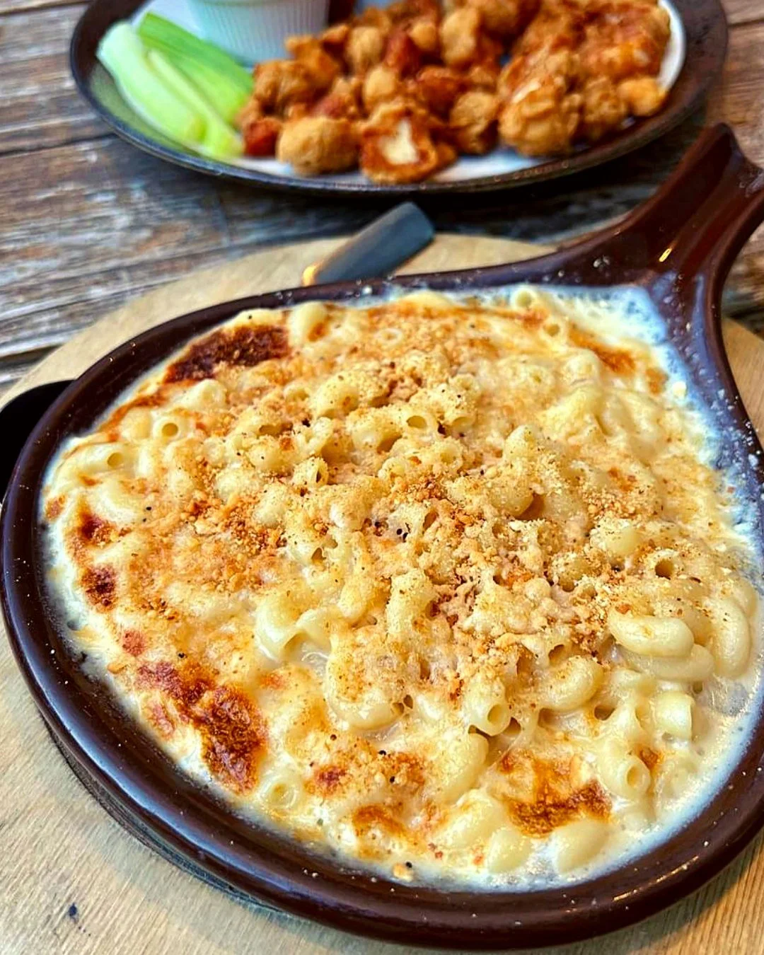 Our mac &amp; cheese is a full-on Sunday mood!  Rich &amp; creamy, baked with that crispy top +. that popcorn chicken on the side, because ya know, BALANCE! 🧀 Cancel your cooking plans - we got you! 😉👏
~~~
#NatMechanic #MacAndCheese #NomNom #Dinne