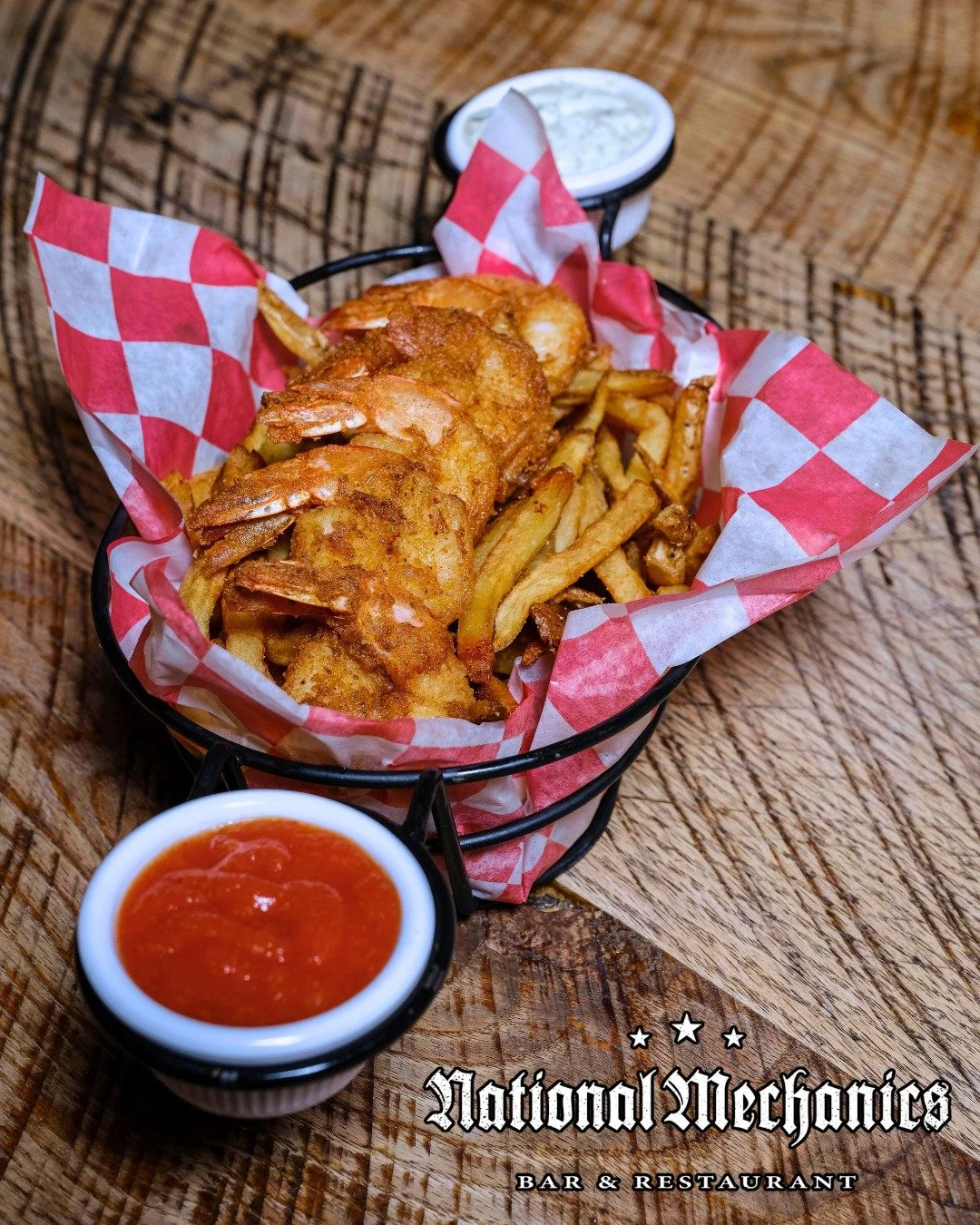 Giving what it's supposed to give...YUM! 👏 6 crispy JUMBO shrimp, fresh fries + homemade cocktail &amp; tartar sauce. Natty's fried shrimp basket, doing what it does - come get into it! 🍤😋 
~~~
#NatMechanics #EatLocal #InstaEats #FriedShrimp #Shri