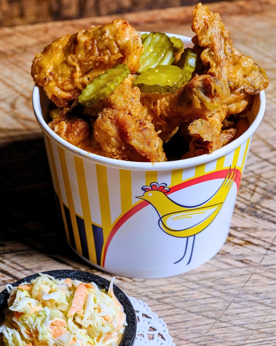 DOUBLE fried, zero regrets.🍗👏 Natty Macs Double Fried Chicken Bucket - 5 pieces, fresh fries, slaw &amp; sweet pickles...

Totally shareable or maybe not - we don't judge! 😉
~~~
#NatMechanics #FriedChickenBucket #DinnerGram #NattyMacs #FriedChicke