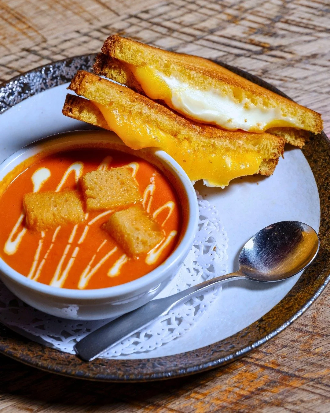 Dreary outside. Dreamy inside....Grilled cheese + cream of tomato soup. You know what to do - dunk, eat, repeat. 🧀🍅🎯

Phils 1:35pm, Sixers 7pm &amp; Late Nite HH 8pm-10pm - CHEERS! 🍻
~~~
#NatMechanics #GrilledCheese #TomatoSoup #ComfortCombo #Rai