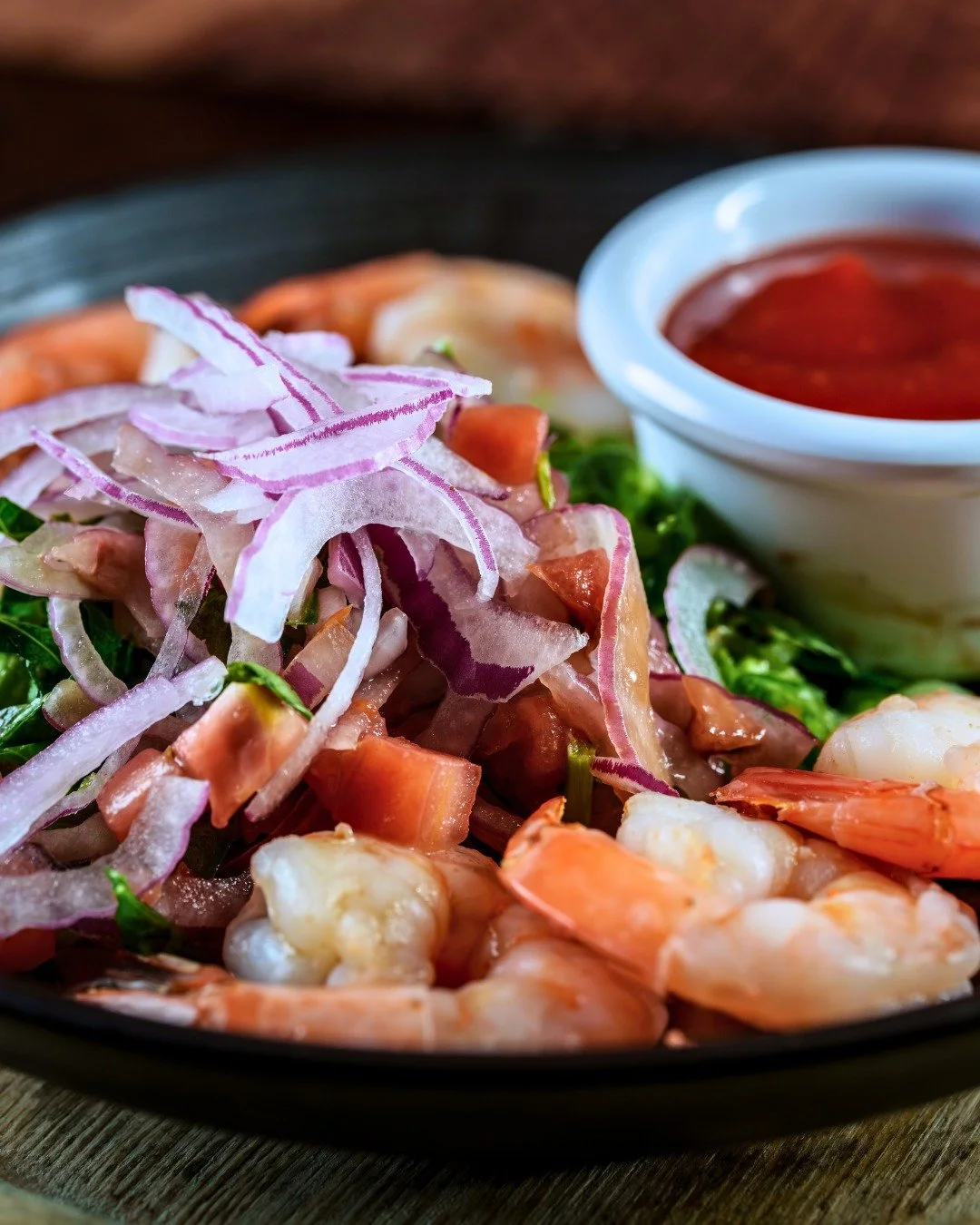 When it's this hot, less is more.☀️😎 We're keepin' dinner light...

Shrimp cocktail, salads, our BLAT sandwich + a stellar summer draft &amp; cocktail menu? Your hot-weather happy place, Natty Macs! 👏

Menu LINK in Bio...
📸: @aidenscottcreative
~~