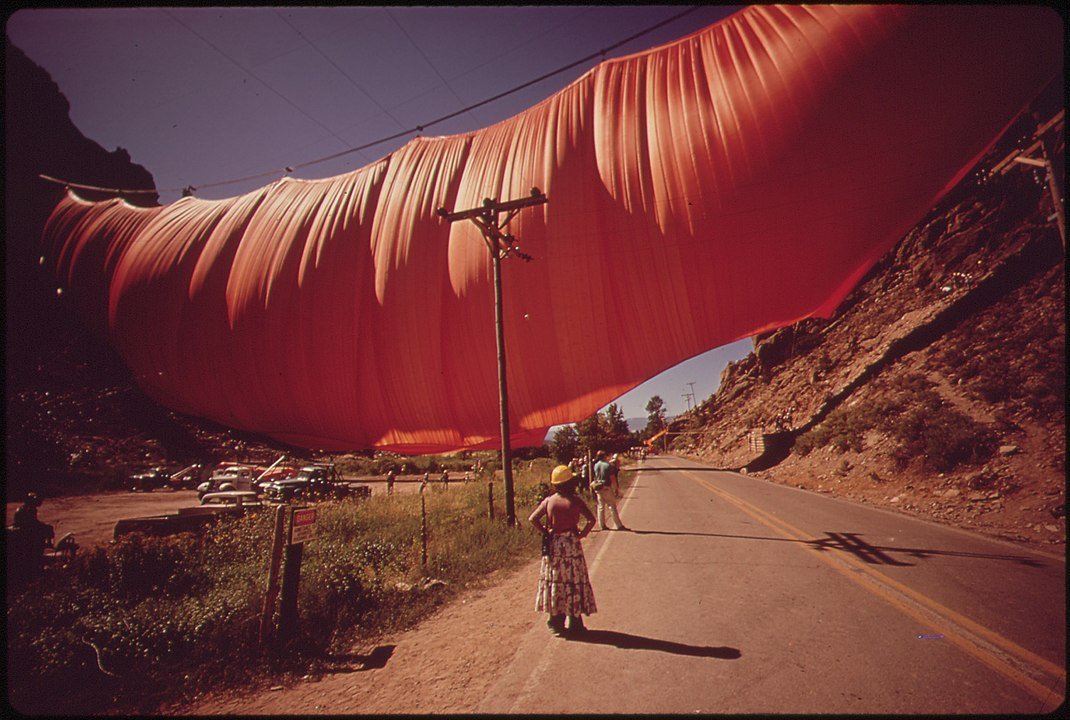 Christo_Valley Curtain_1972_1070px-A_SIX-TON_CURTAIN_BILLOWS_ACROSS_RIFLE_GAP_-_CONCEIVED_BY_ARTIST_CHRISTO_JAVACHEFF,_EXECUTED_AT_A_COST_OF_$700,000...._-_NARA_-_544843.jpg