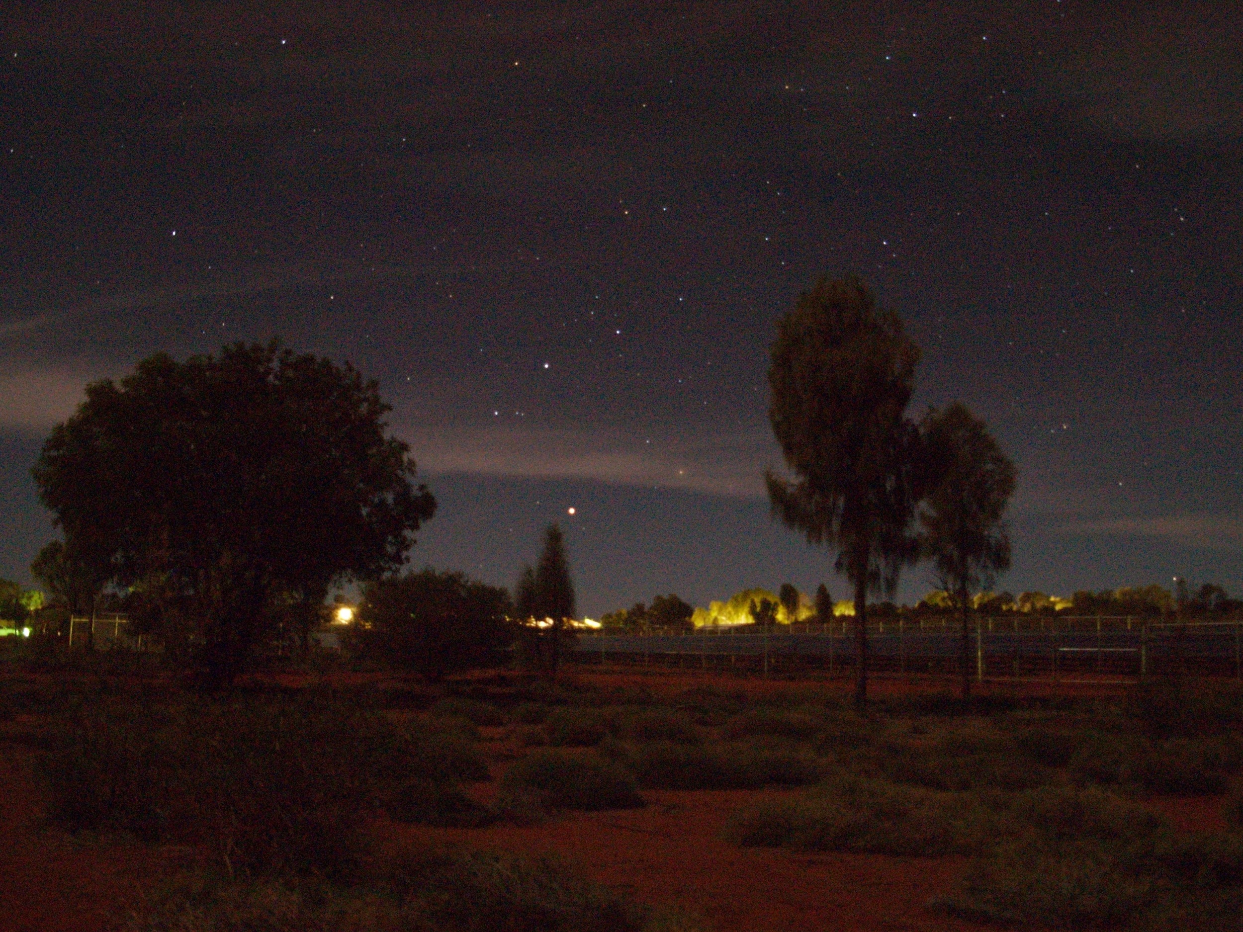 Mars rises in Yulara, during one of Voyages Astro Tours