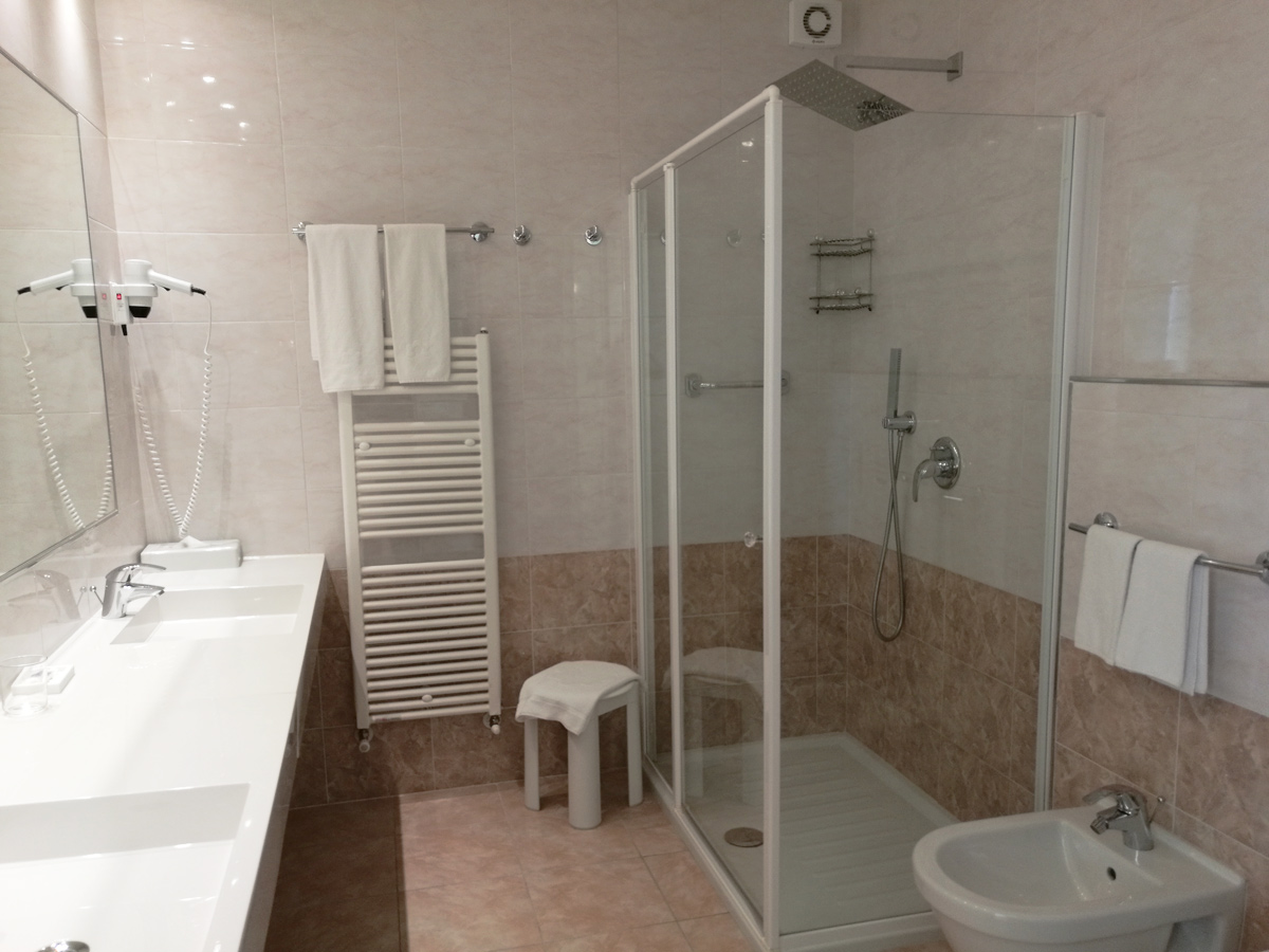 suite_hotel_lido_bagno001.jpg