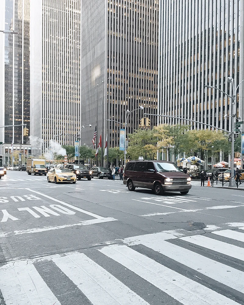 Người ta gọi đây là Avenue of Americas thay vì Đại lộ số 6.