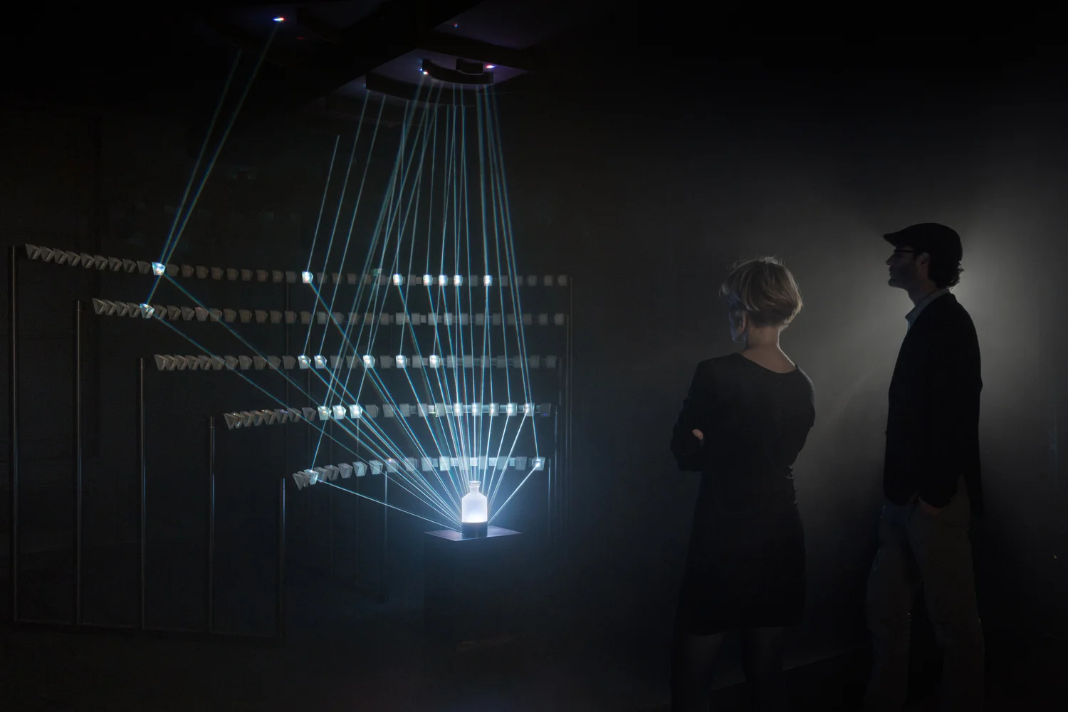 точка свет. свечение металлов в ультрафиолете. видящий светящийся. светодиод человек. видящий светящийся.