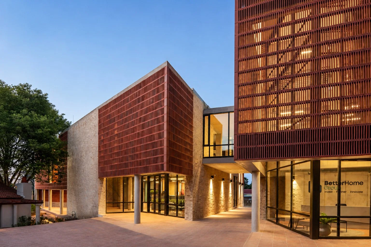 Bendehuis | Hazelwood, Pretoria

A contemporary workplace development incorporating the original Bendehuis cottage into the new design.

Architects: Slee &amp; Co. Architects &amp; Francois van der Merwe Architects
Developer: Atterbury Property
Photo