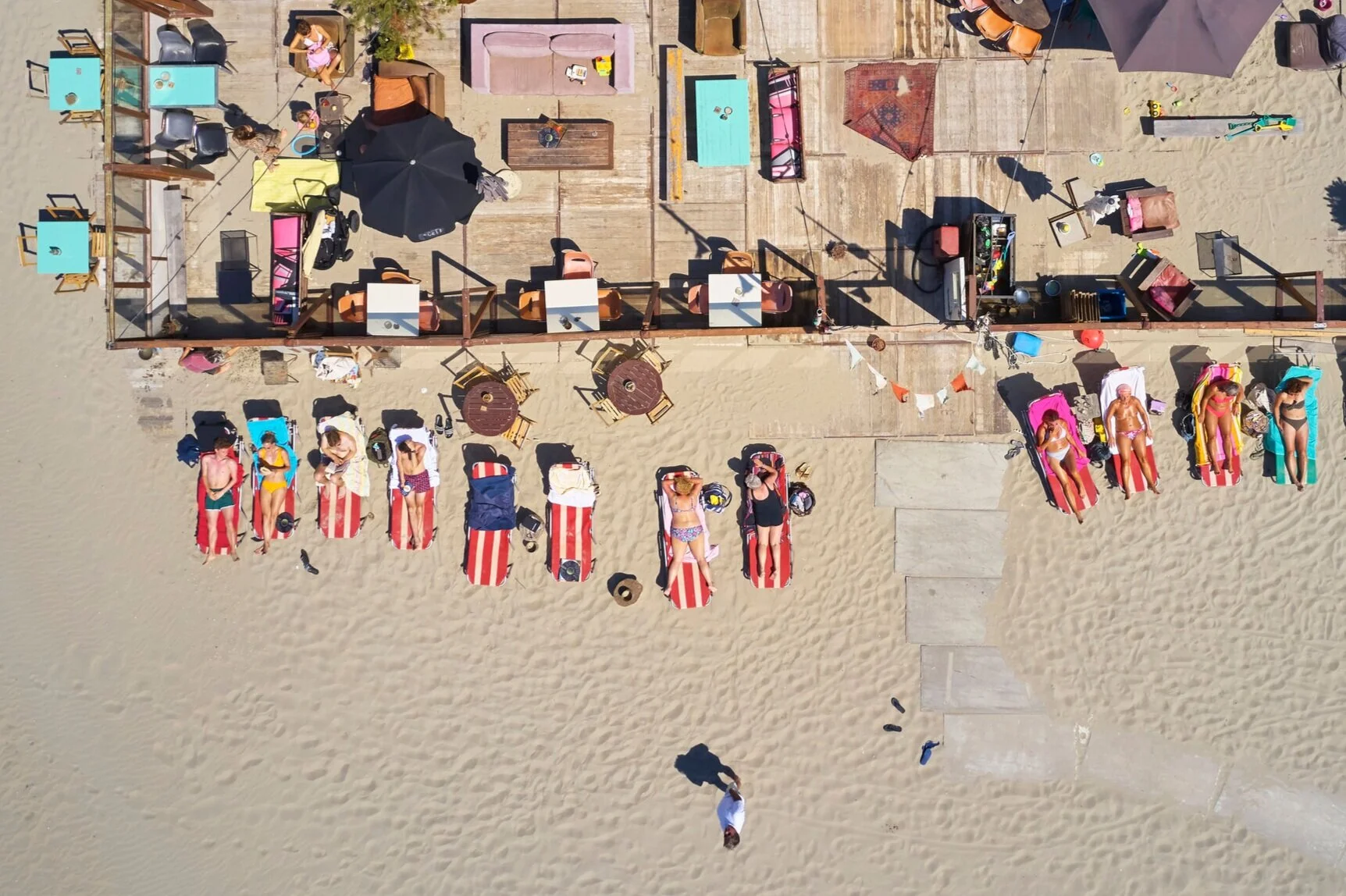 Volkskrant Magazine Standtent beach club de pit, s' Gravenzande