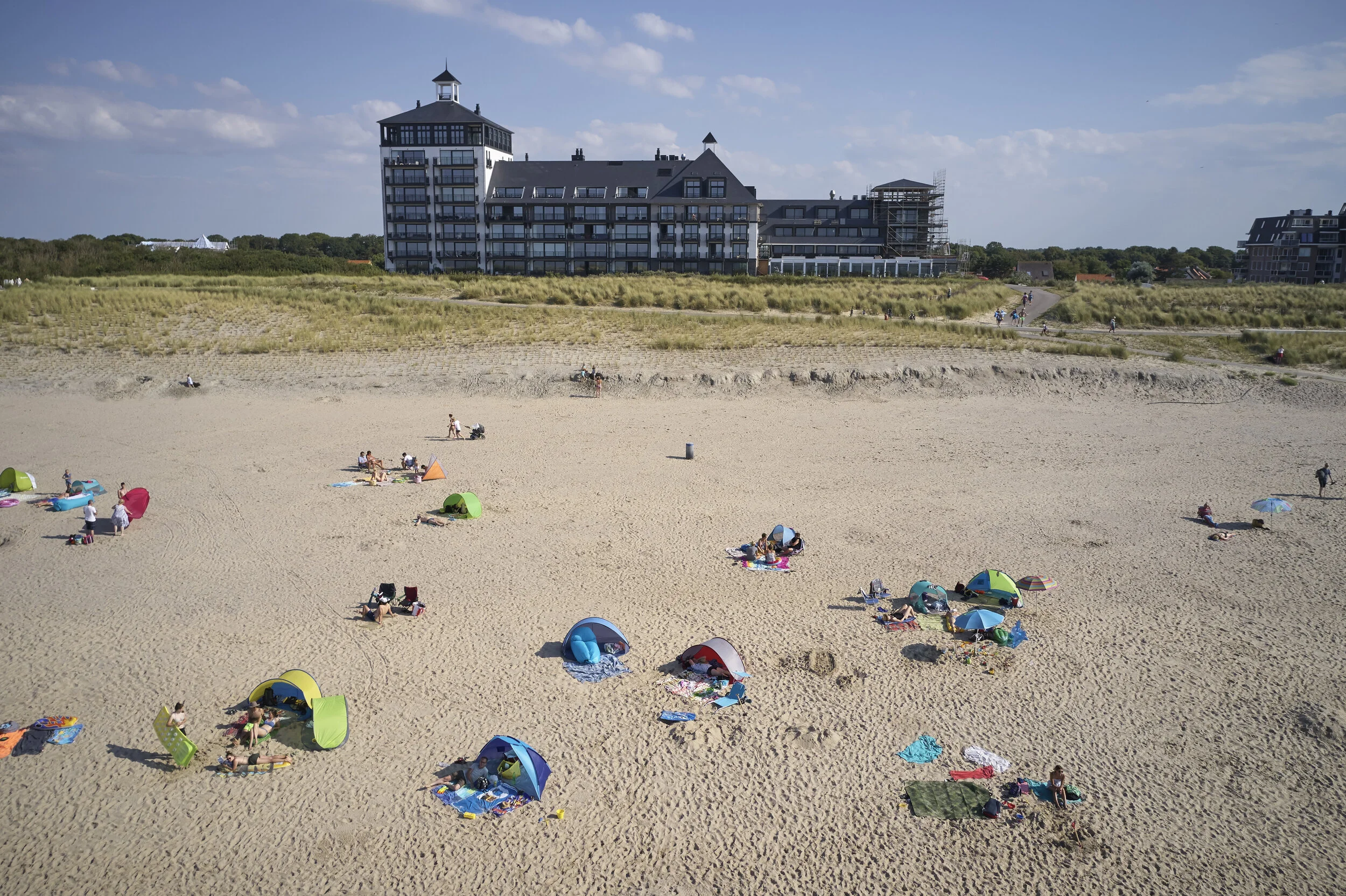Volkskrant Magazine Pure C, Strandhotel Cadzand aan Boulevard de Wielingen ligt in de duinen aan de Noordzee