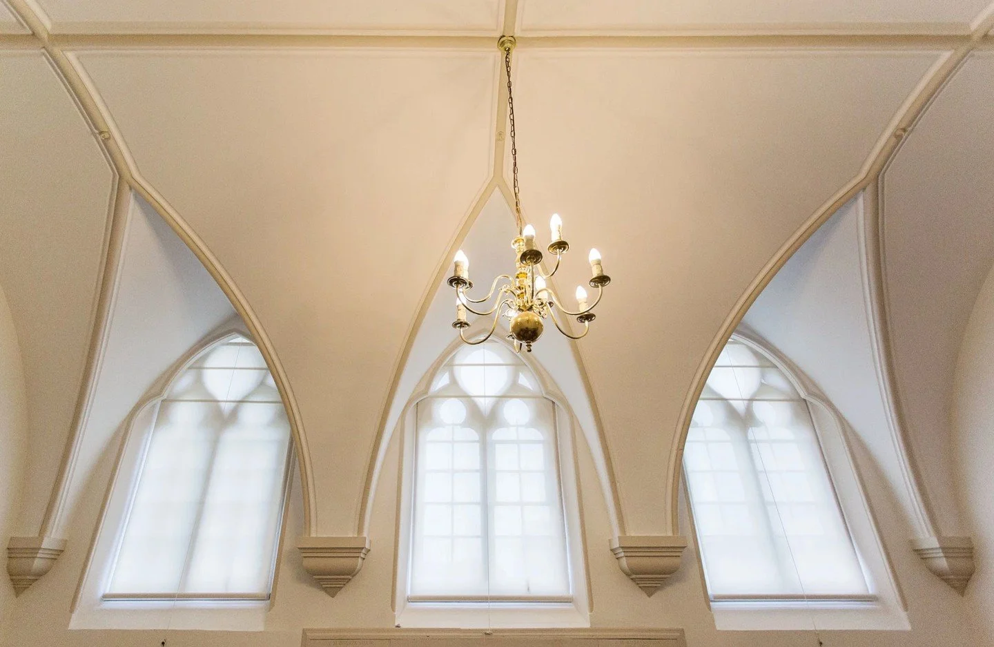 We love nothing more than taking a client's brief and running with it ✨

The final look?

Stunning bottom-up, sprung roller blinds in screen fabric complementing these stunning gothic arched windows to perfection.

📍Reading Blue Coat School, Sonning