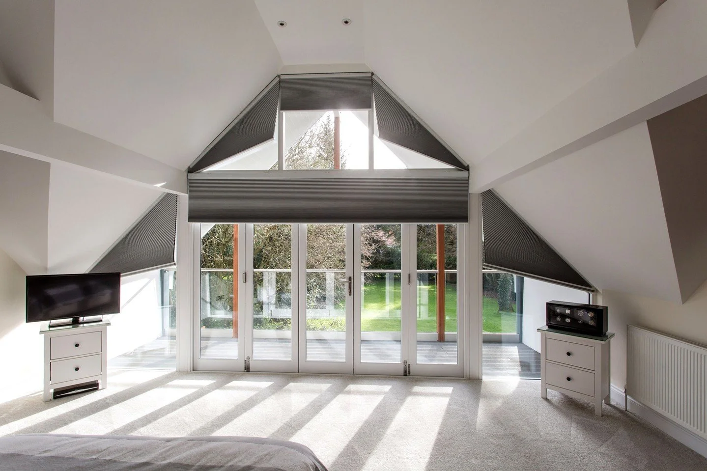 As days slowly start to get shorter, now's the time to maximise the daylight in your home, choosing blinds that leverage the sun's rays 🌤️

We think we might have the perfect solution for you...

#GrandDesignBlinds #Blinds #WindowTreatment