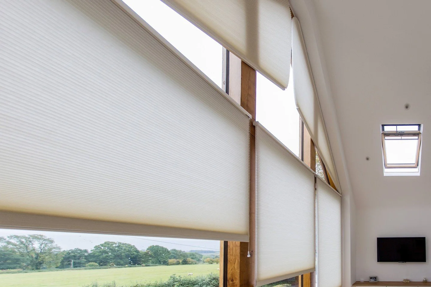 This season&rsquo;s simplest home improvement? 

𝗕𝗲𝘀𝗽𝗼𝗸𝗲 𝗯𝗹𝗶𝗻𝗱𝘀 ✨

Sometimes the smallest of changes make the biggest impact. Which solution will you choose?

#GrandDesignBlinds #HomeImprovements #Blinds #BespokeBlinds