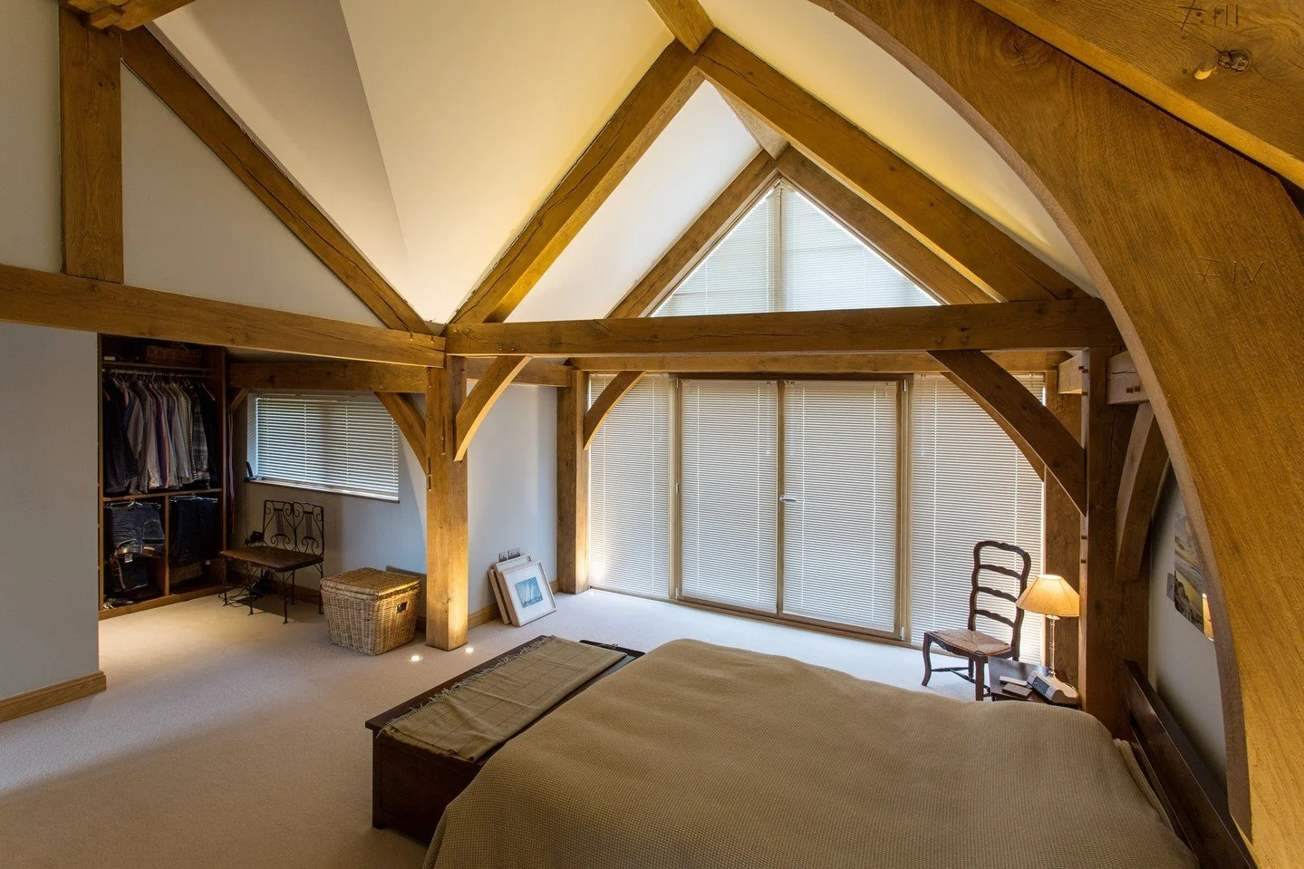 𝙑𝙚𝙣𝙚𝙩𝙞𝙖𝙣 𝙫𝙨. 𝙑𝙚𝙧𝙩𝙞𝙘𝙖𝙡 𝘽𝙡𝙞𝙣𝙙𝙨

Which gives you the best control for your space?

Both offer great flexibility - but the shape of your window (and the way you use your room) might choose the winner&hellip;

✨ Venetian 
Horizonta