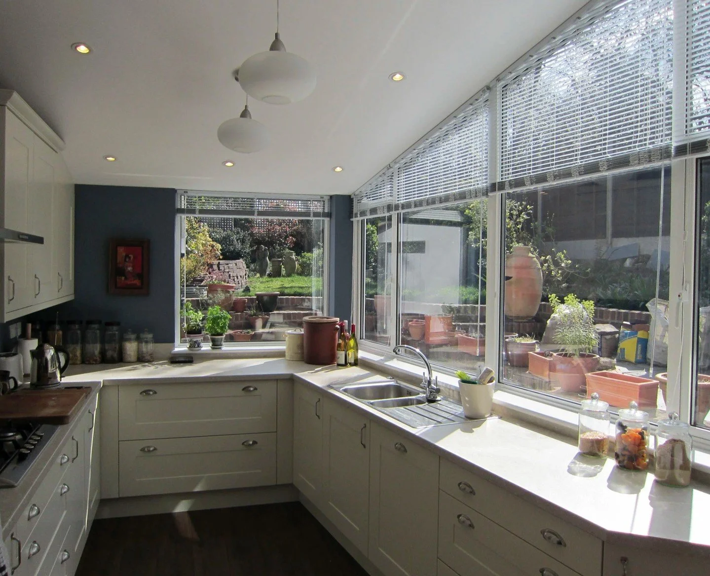 Prepping the heart of the home for festive celebrations? 🎄🏡

Splash, steam and stain resistant - when it comes to kitchen blinds venetian are our go-to pick.

How would they look in your home?

#GrandDesignBlinds #KitchenBlinds #KitchenStyling