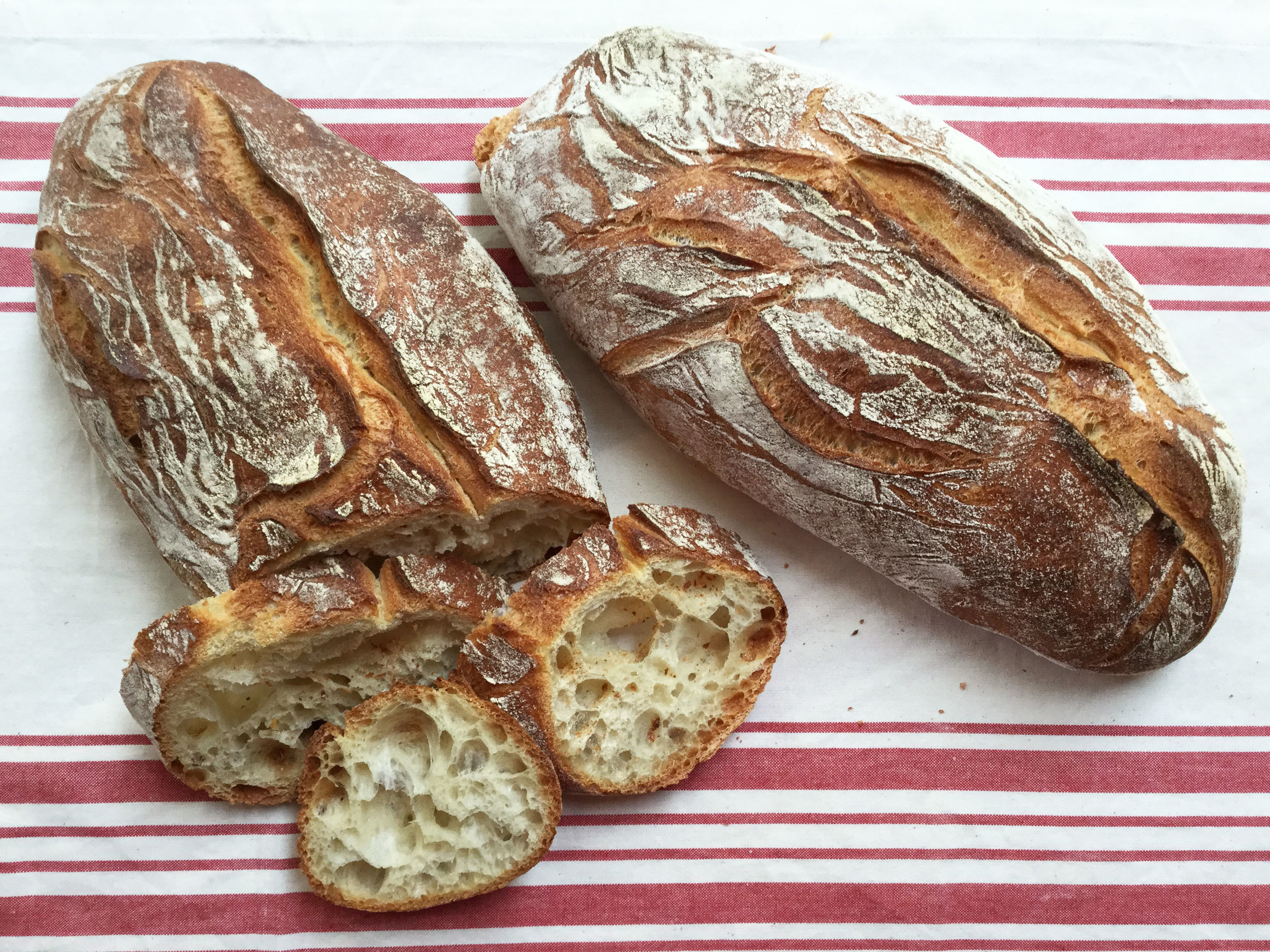 PUGLIESE An Italian-style loaf with great texture and chew. The open texture of the bread is distictive. Pugliese is best consumed on the day of purchase. Also available as individual rolls. Ingredients: Unbleached white flour, sea salt, yeast, water.
