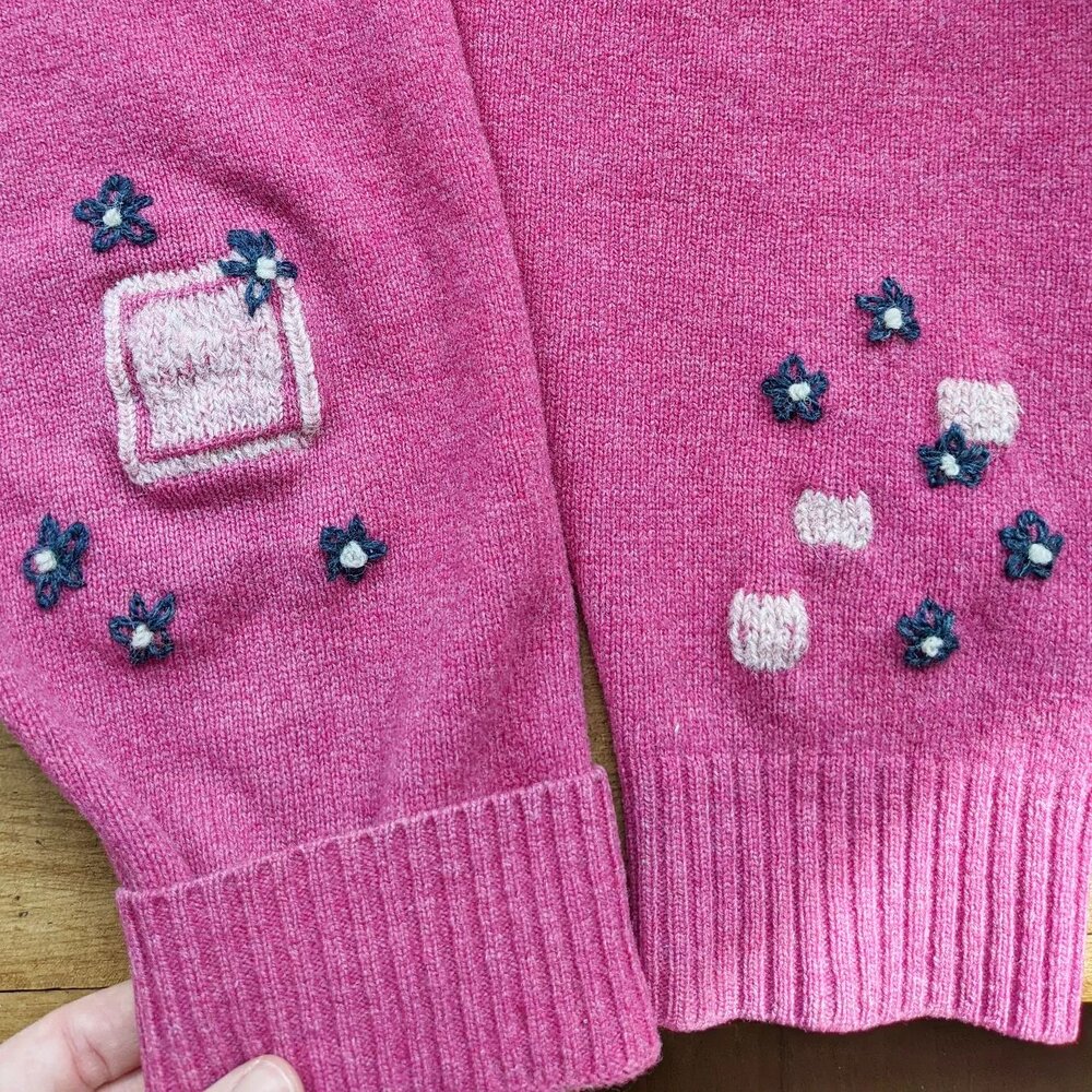 Some new mends to my fuchsia wool cardigan. I had done the little square Swiss darns on the wrist a while back for moth holes, but then I wore through the elbow with use and decided to make a larger square but with some *~fLoUrIsH*~ 💕 😂 added the l