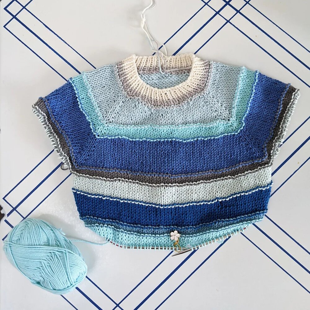 Progress 💙✨
.
.
.
#thequeenstitch #flatlay #knit #babyknit #cotton #dk #paintboxyarns #scrapbusting #stashbusting #scrapyarn #blue