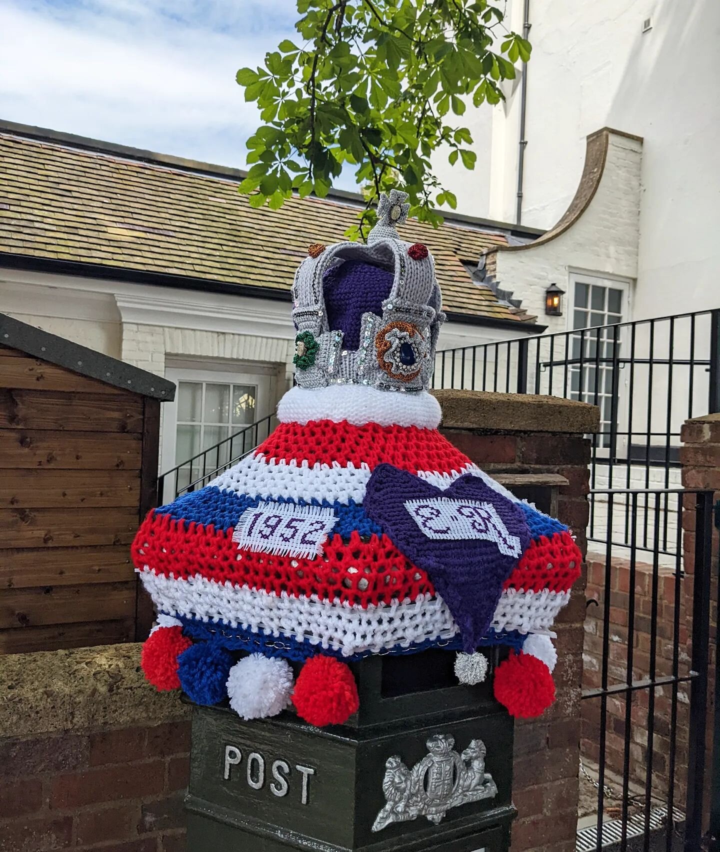 Happy jubilee!! How amazing is this crochet yarn bomb on our local postbox 😍😍😍 it was tagged #RandomActsOfCrochetKindness the little crown! So impressed
.
.
.
#thequeenstitch #crochet #yarnbomb #jubilee #uk #platinumjubilee #queenelizabeth