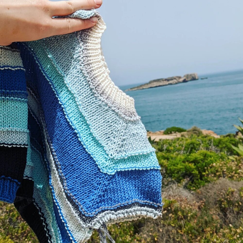 Progress and inspo 👣💦☀️🏝️
.
.
.
#thequeenstitch #knit #knitspo #babyknit #holiday #raglan #babysweater #garterstitch #texture #ocean #blue #spectrum #sustainablefashion #stashbusting