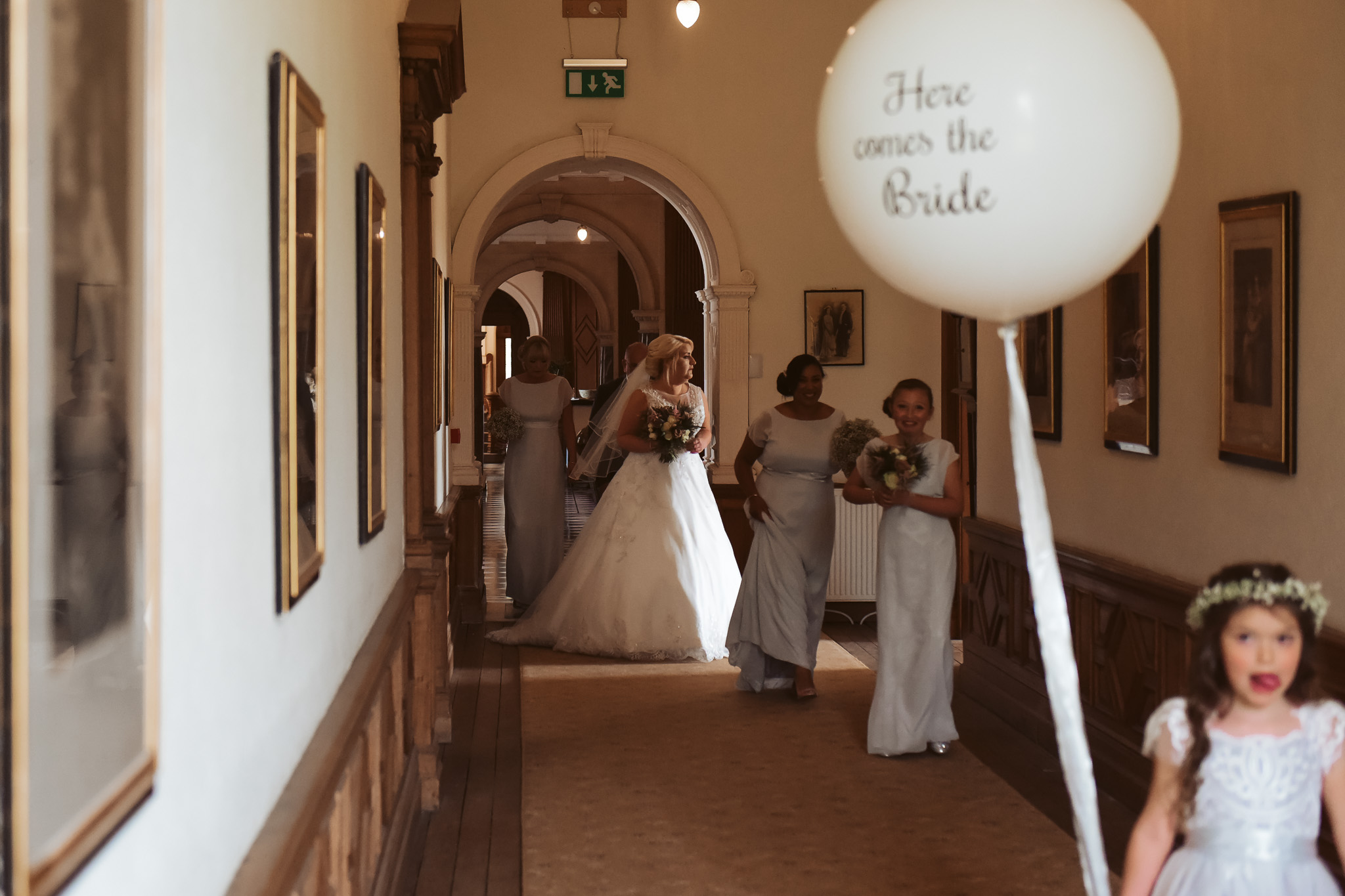 bride make her way to the drawing room
